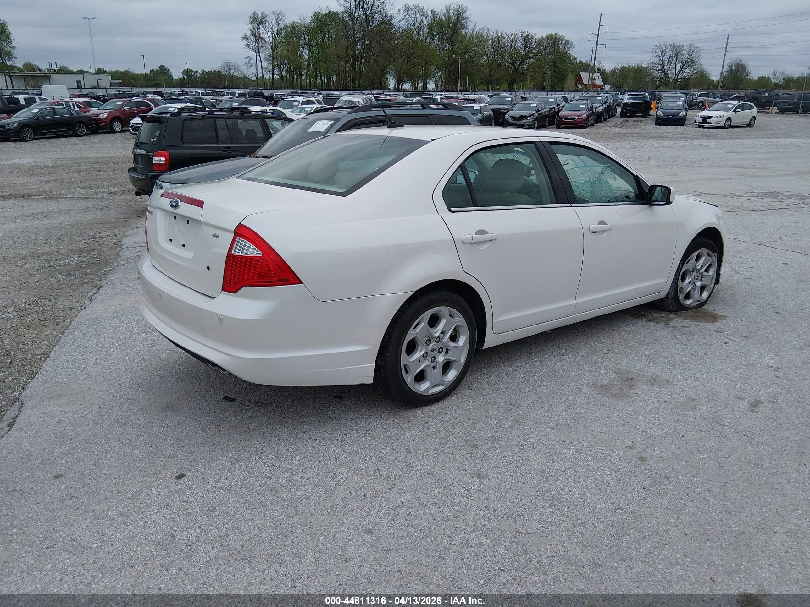 FORD FUSION image 4