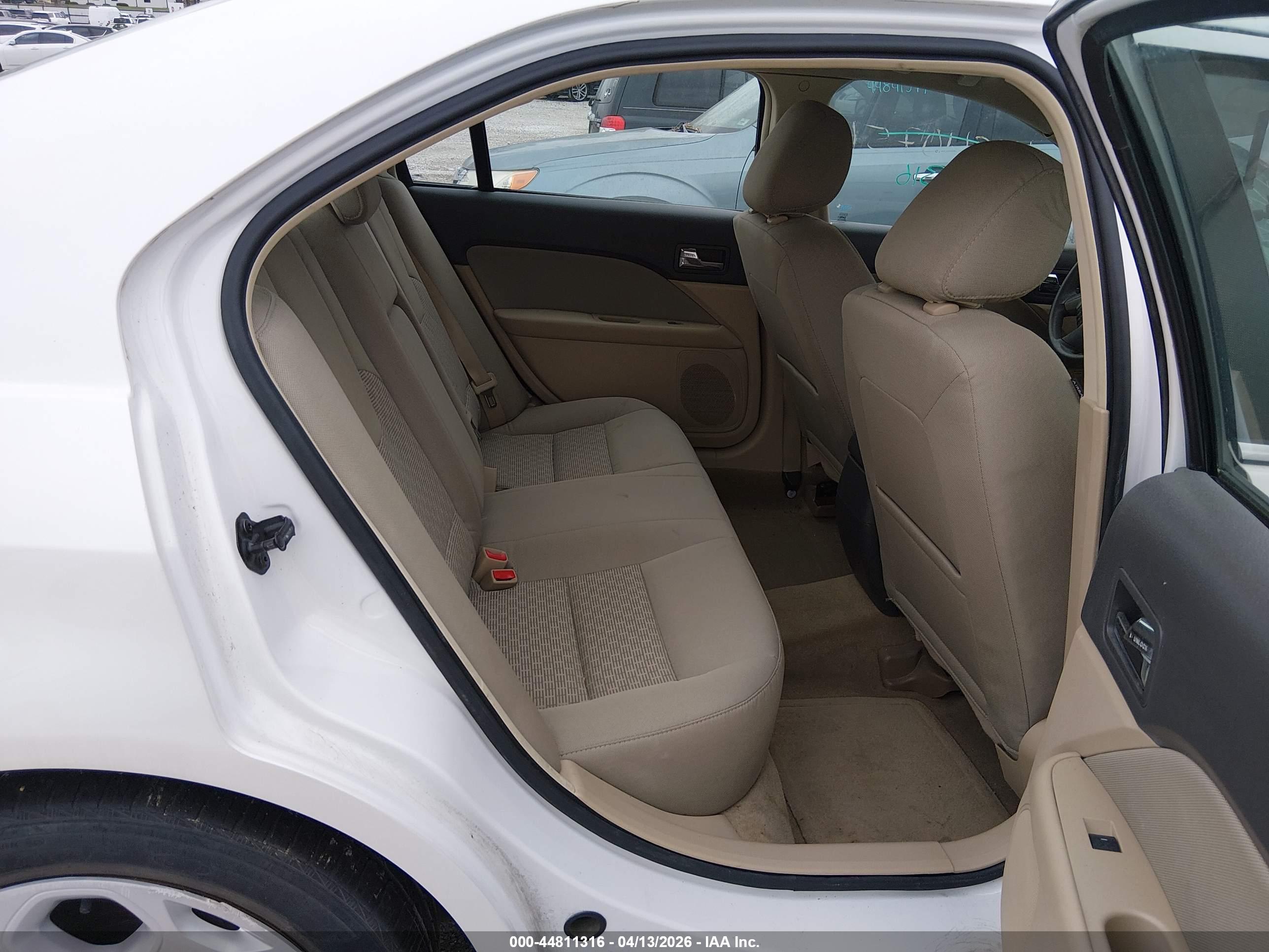 FORD FUSION image 8