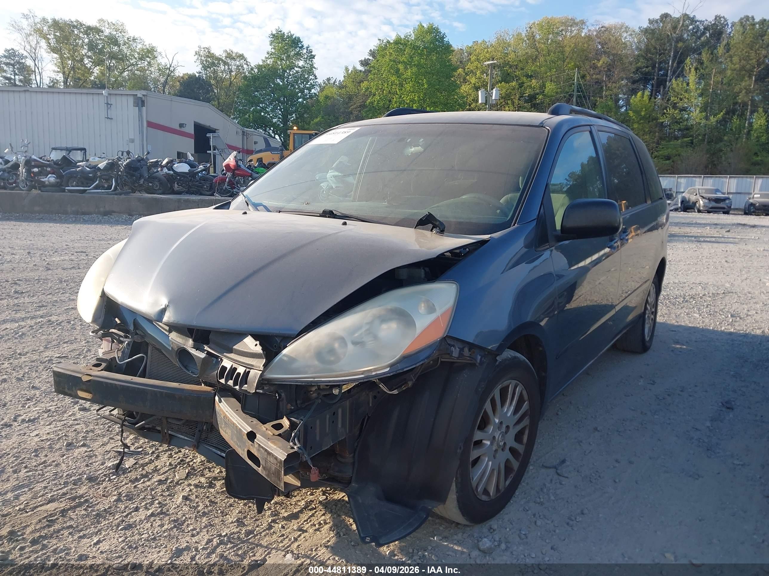 TOYOTA SIENNA image 2