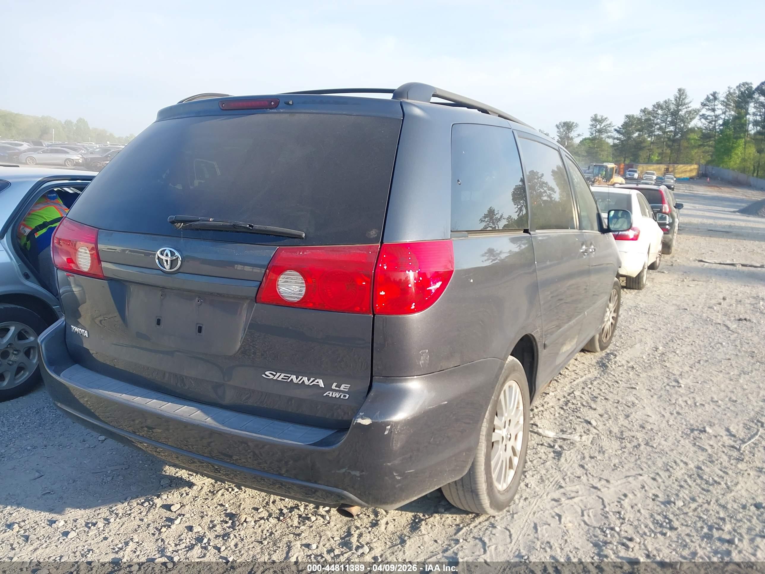 TOYOTA SIENNA image 4