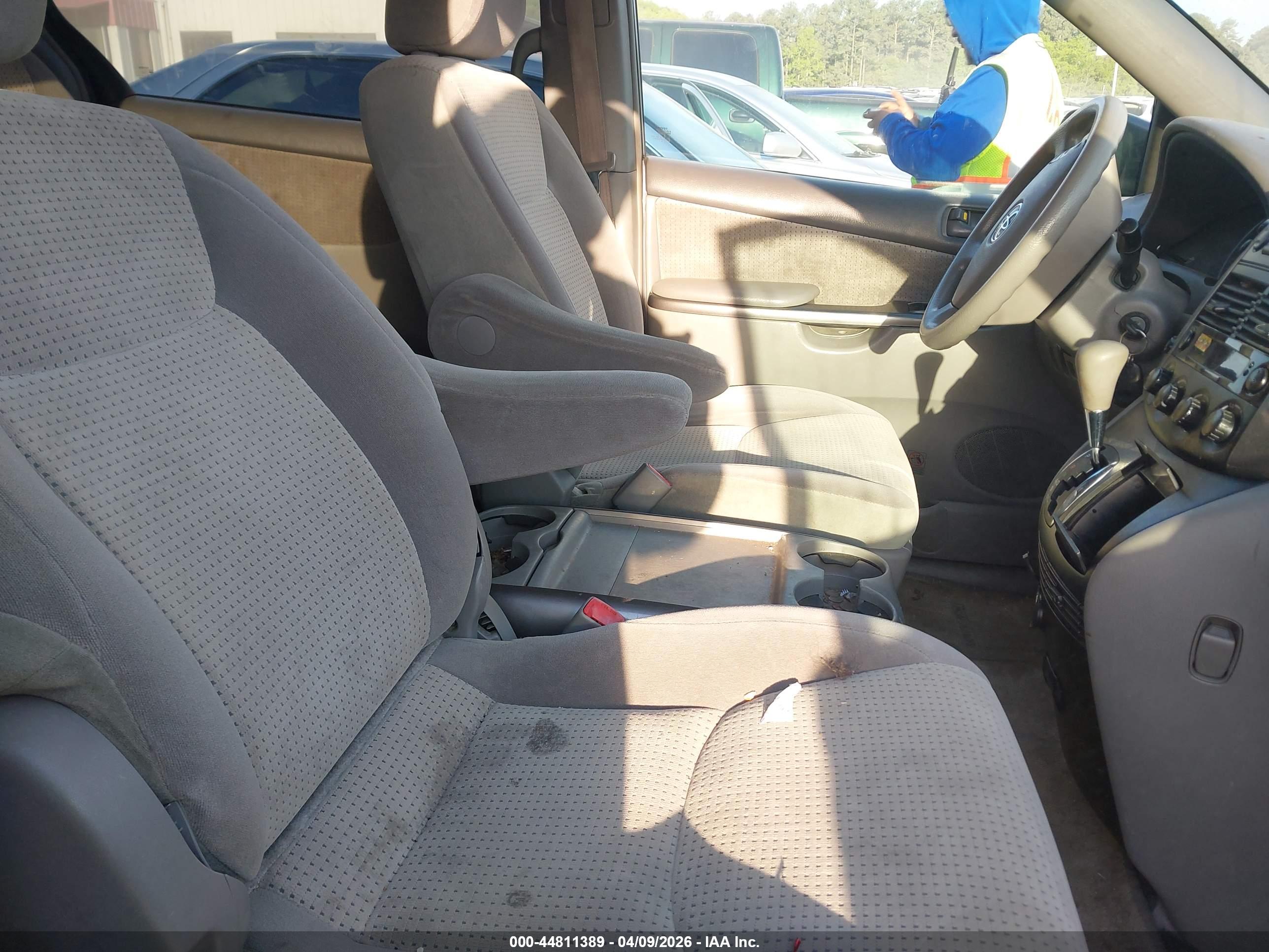 TOYOTA SIENNA image 5