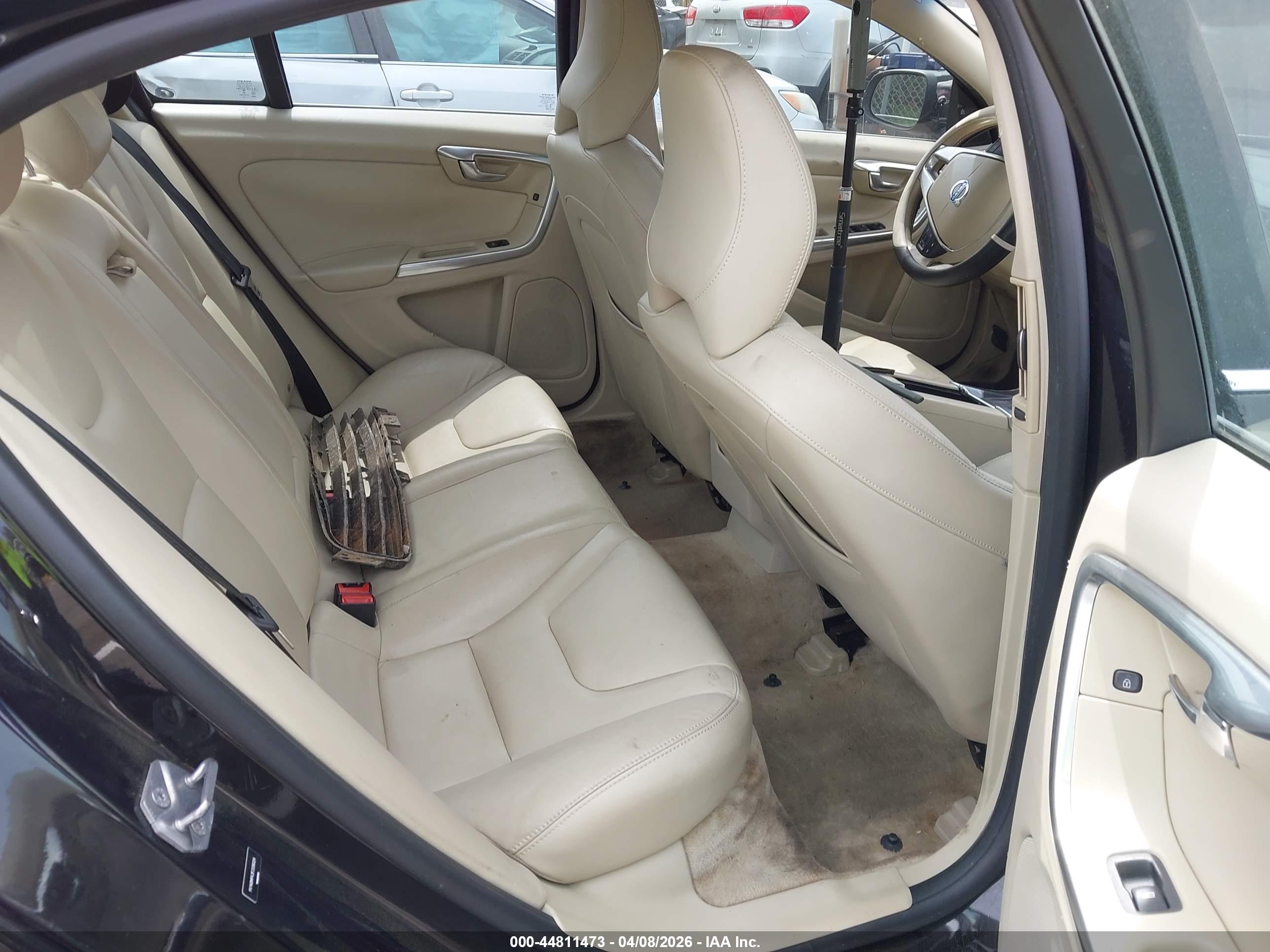 VOLVO S60 image 8