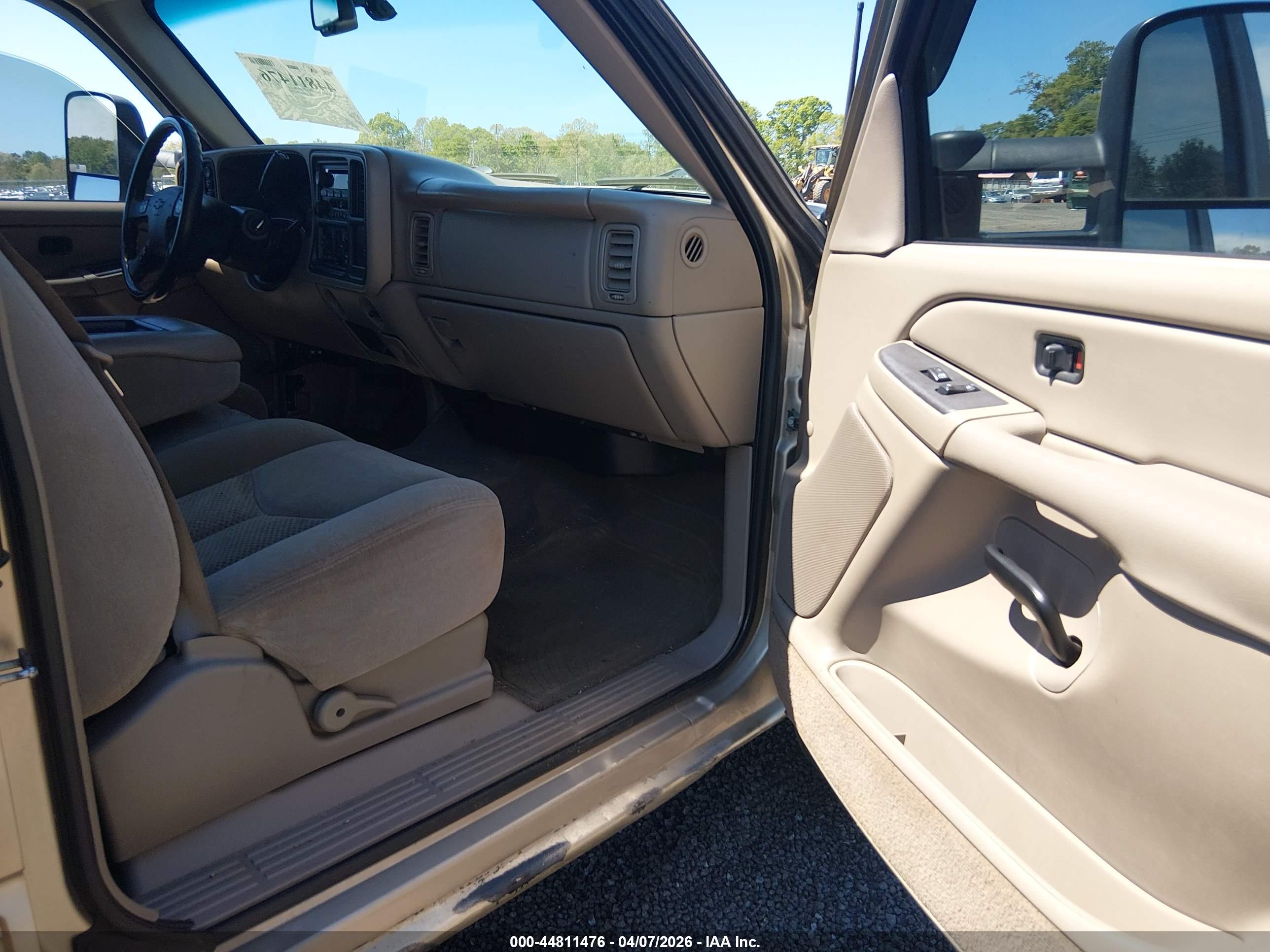 CHEVROLET SILVERADO image 5