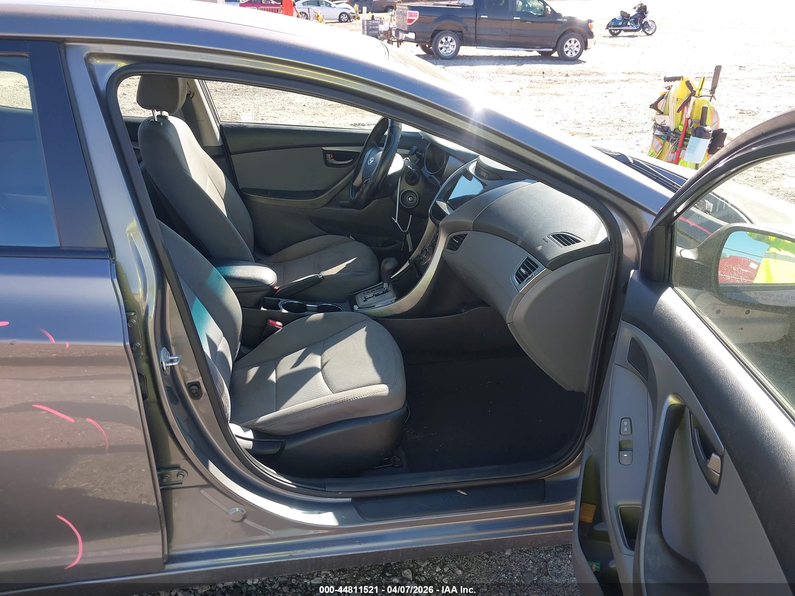 HYUNDAI ELANTRA image 5