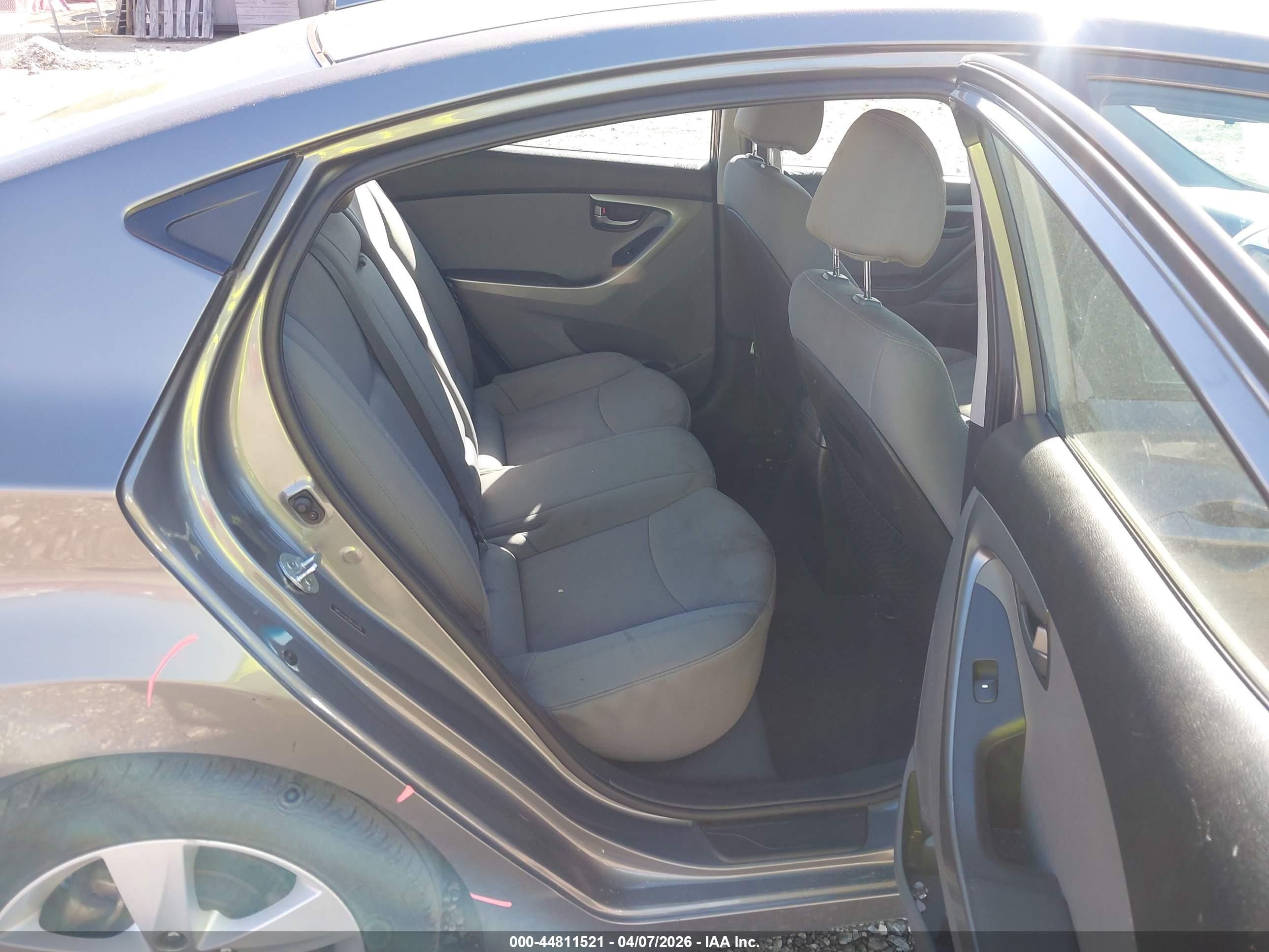 HYUNDAI ELANTRA image 8