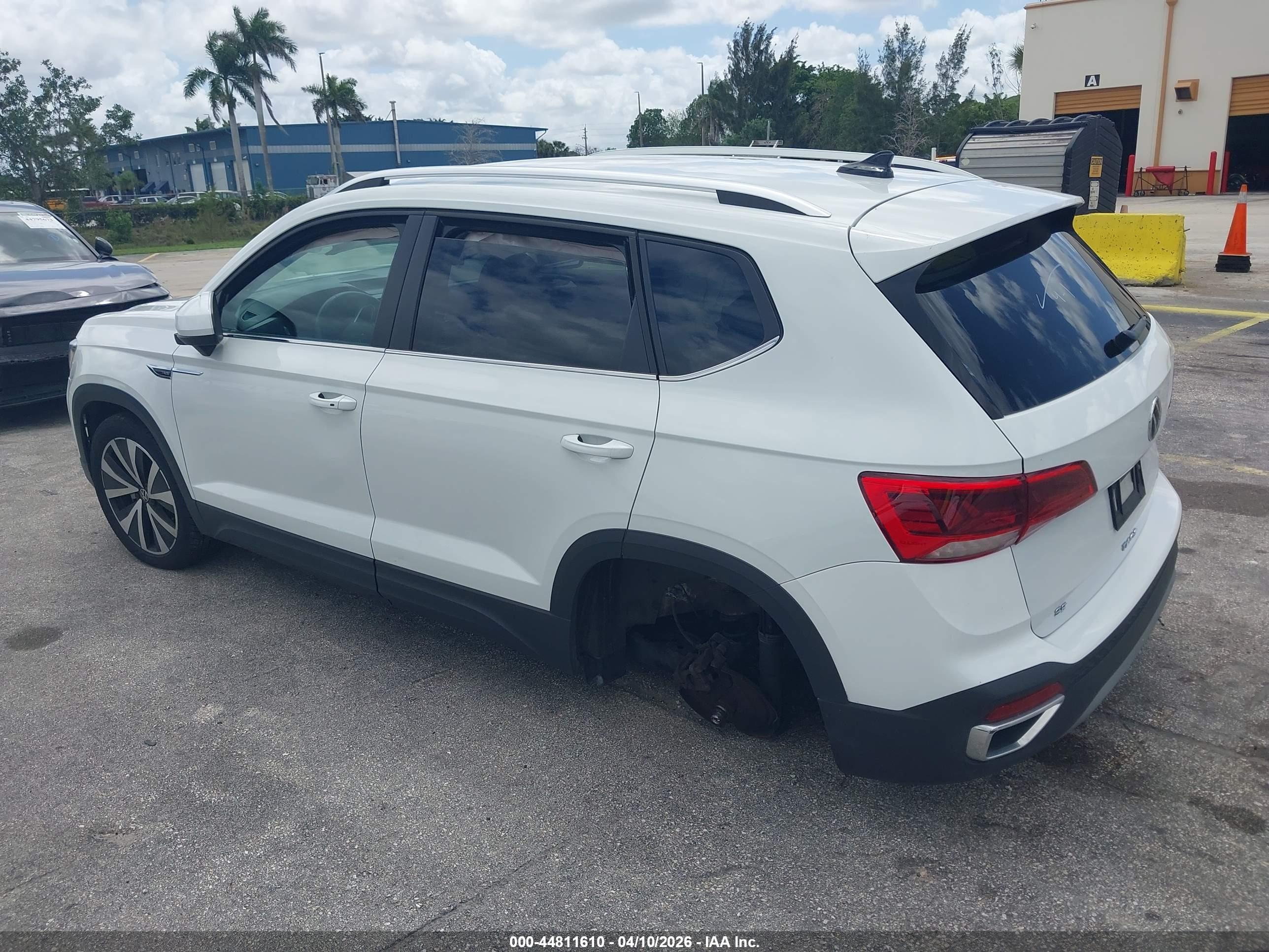 VOLKSWAGEN TAOS image 3
