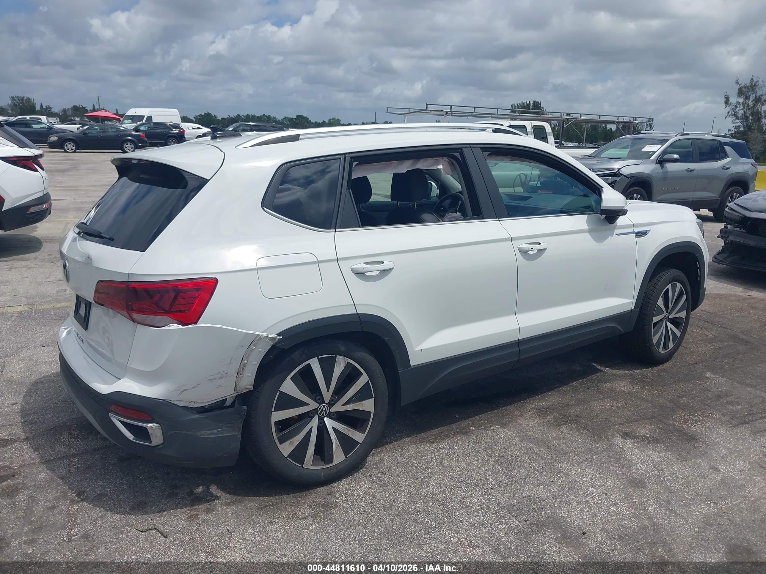 VOLKSWAGEN TAOS image 4