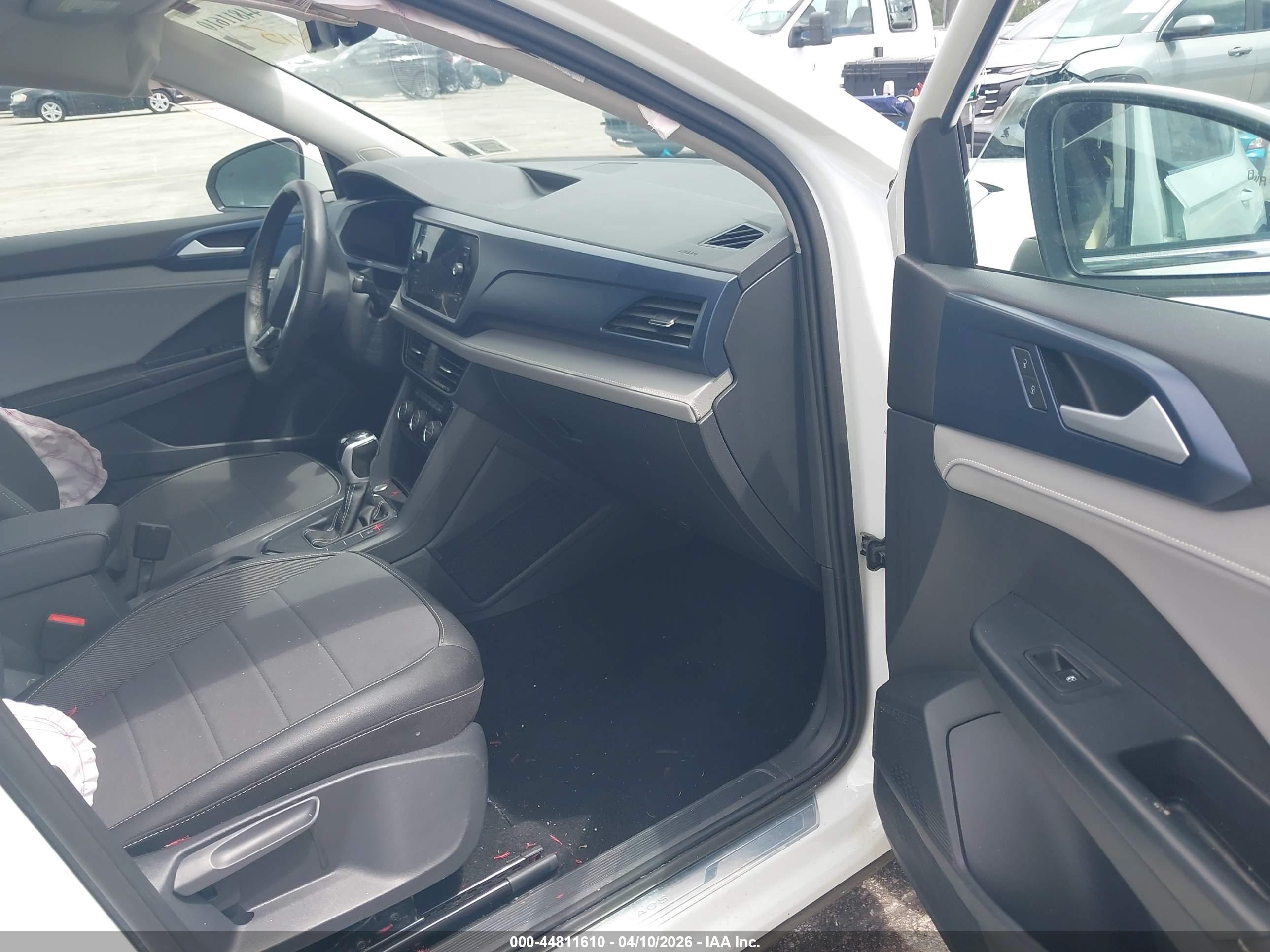 VOLKSWAGEN TAOS image 5