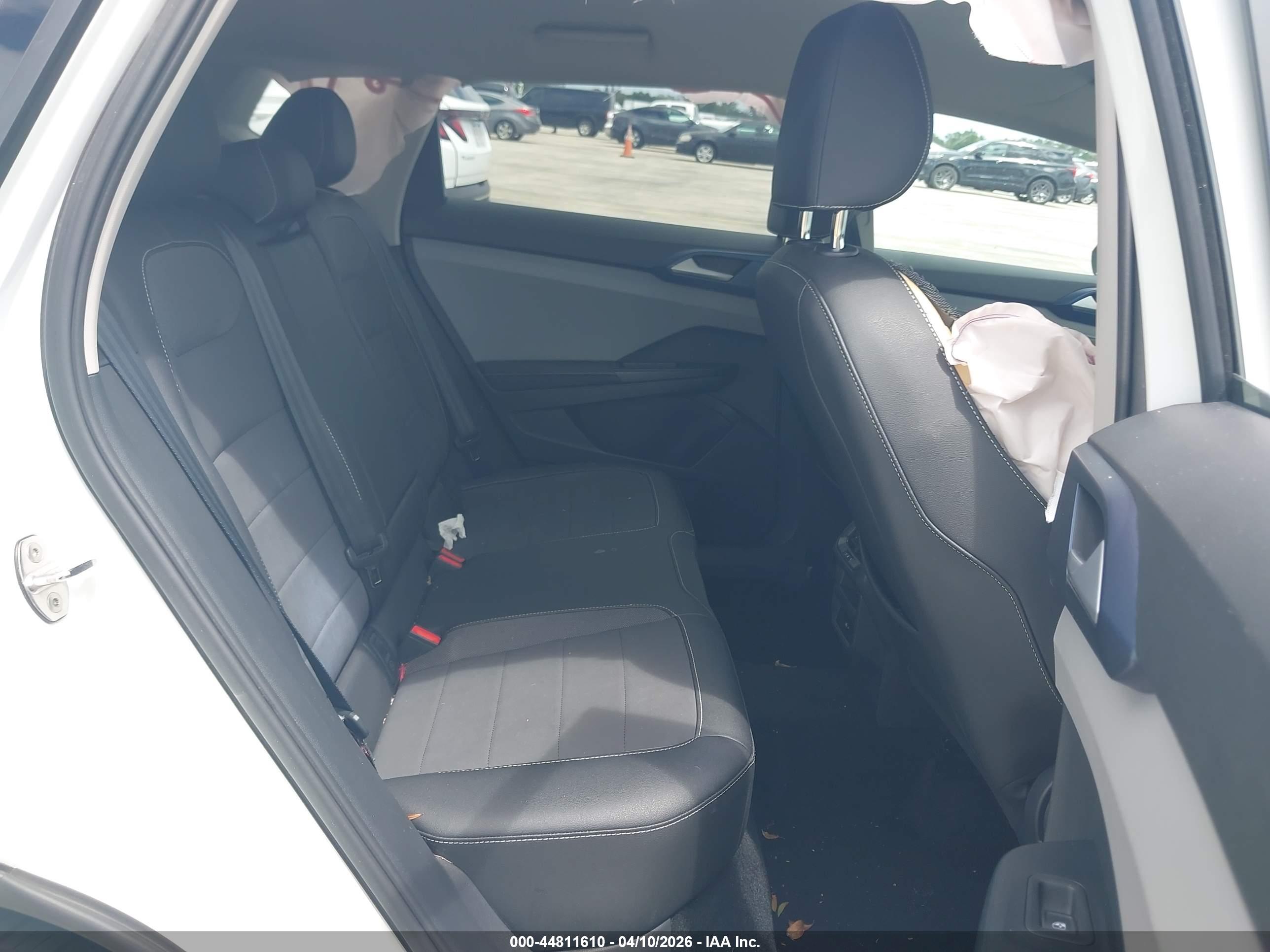 VOLKSWAGEN TAOS image 8