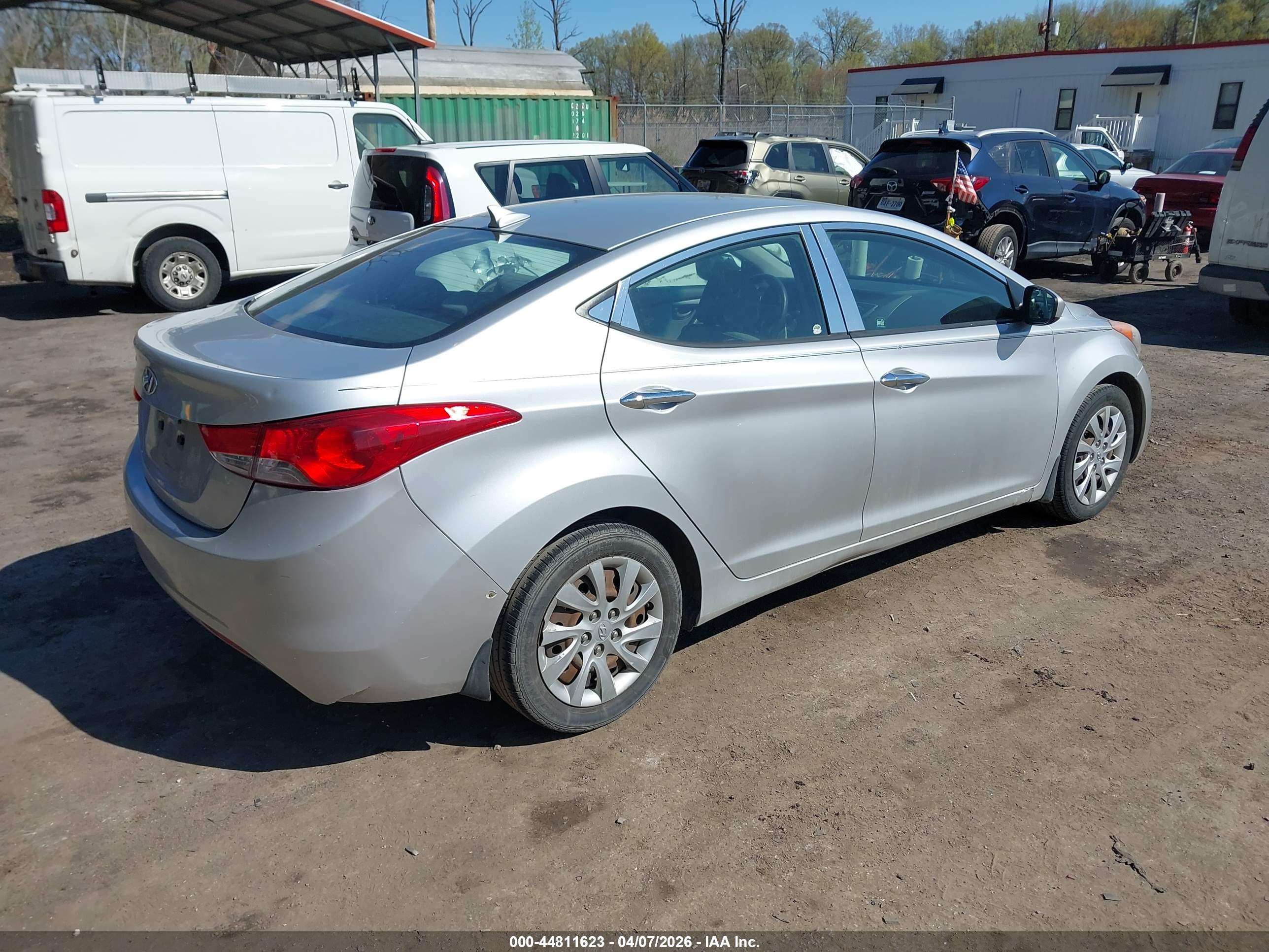 HYUNDAI ELANTRA image 4