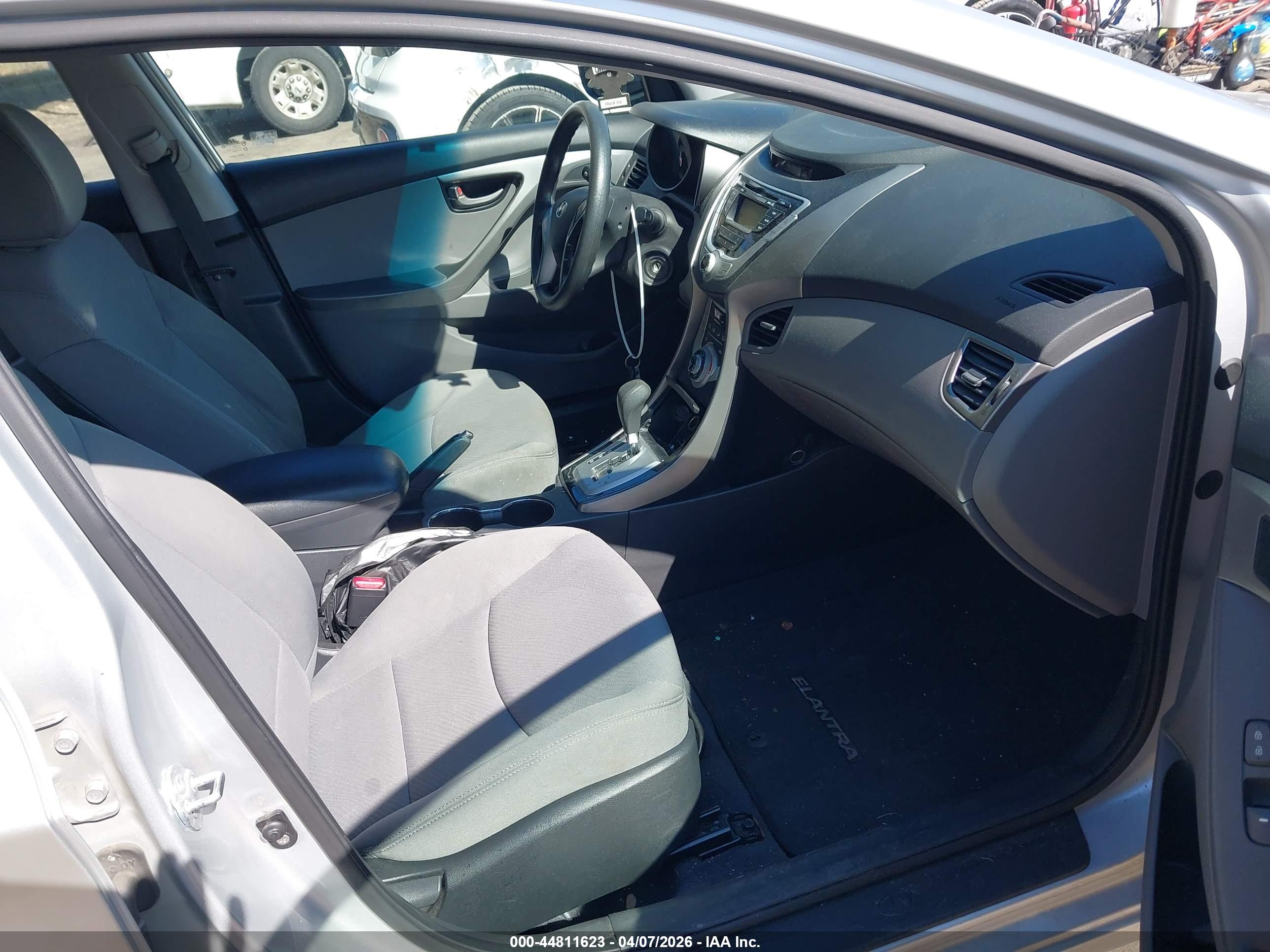 HYUNDAI ELANTRA image 5