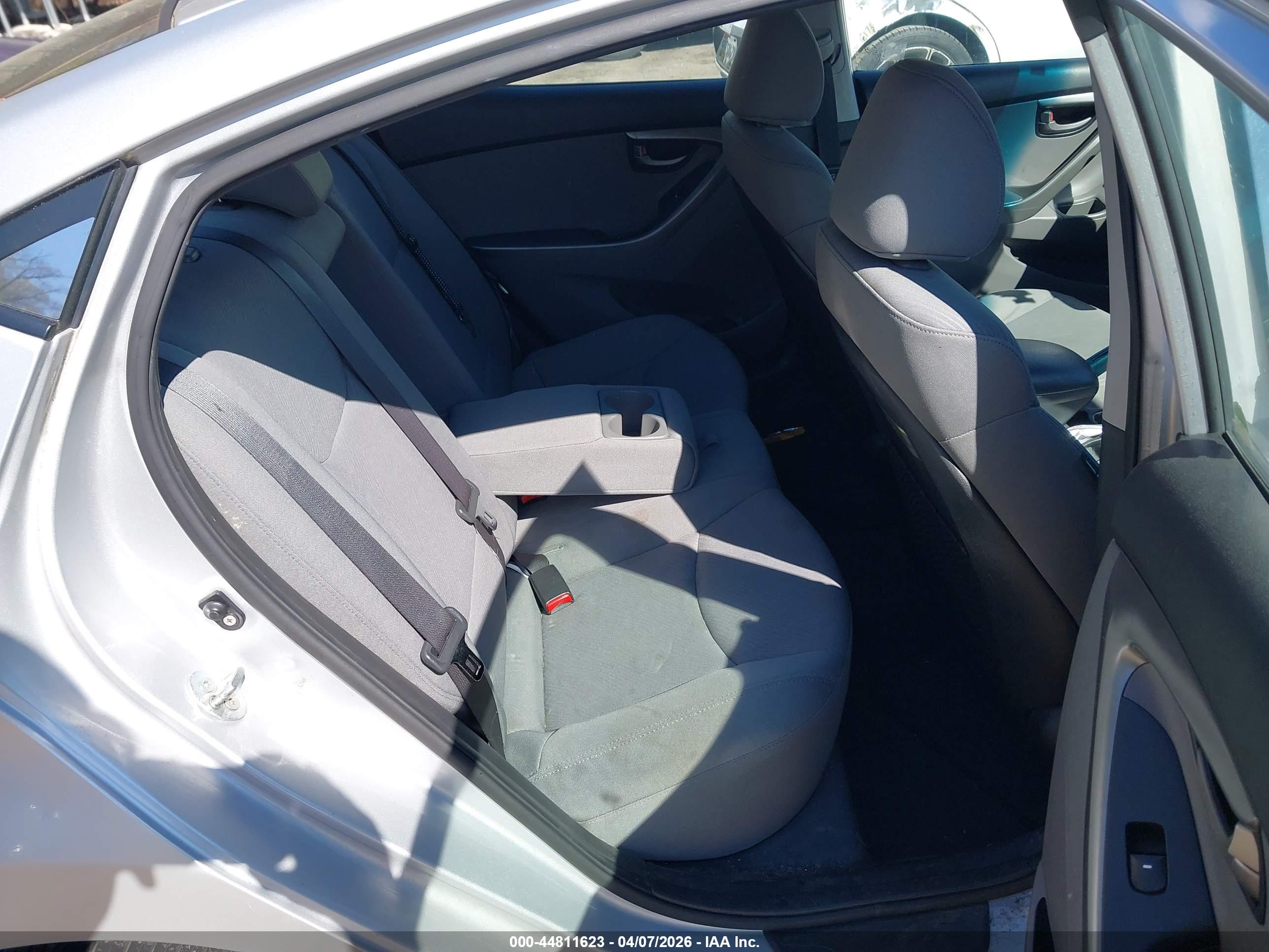 HYUNDAI ELANTRA image 8