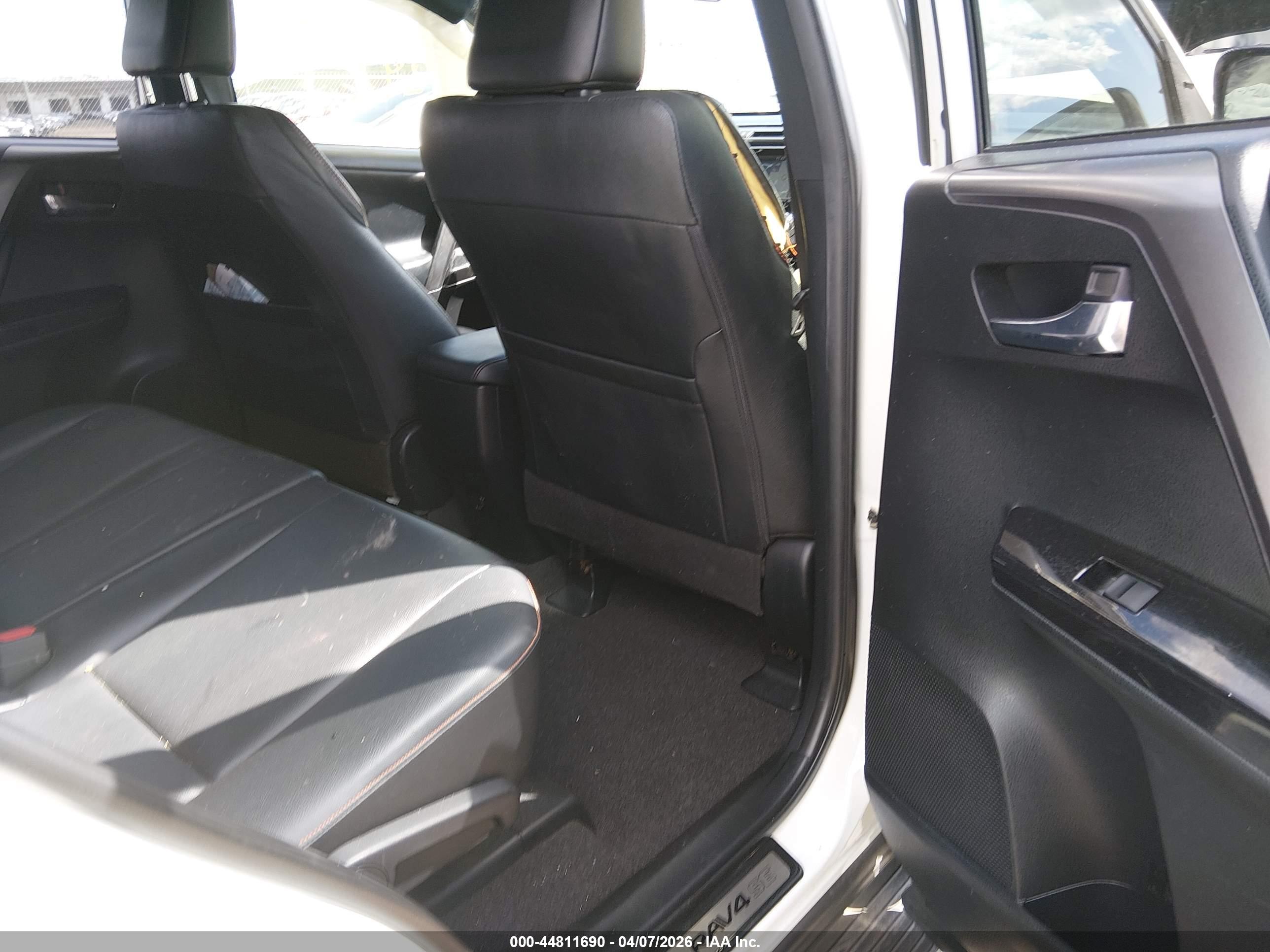 TOYOTA RAV4 image 8