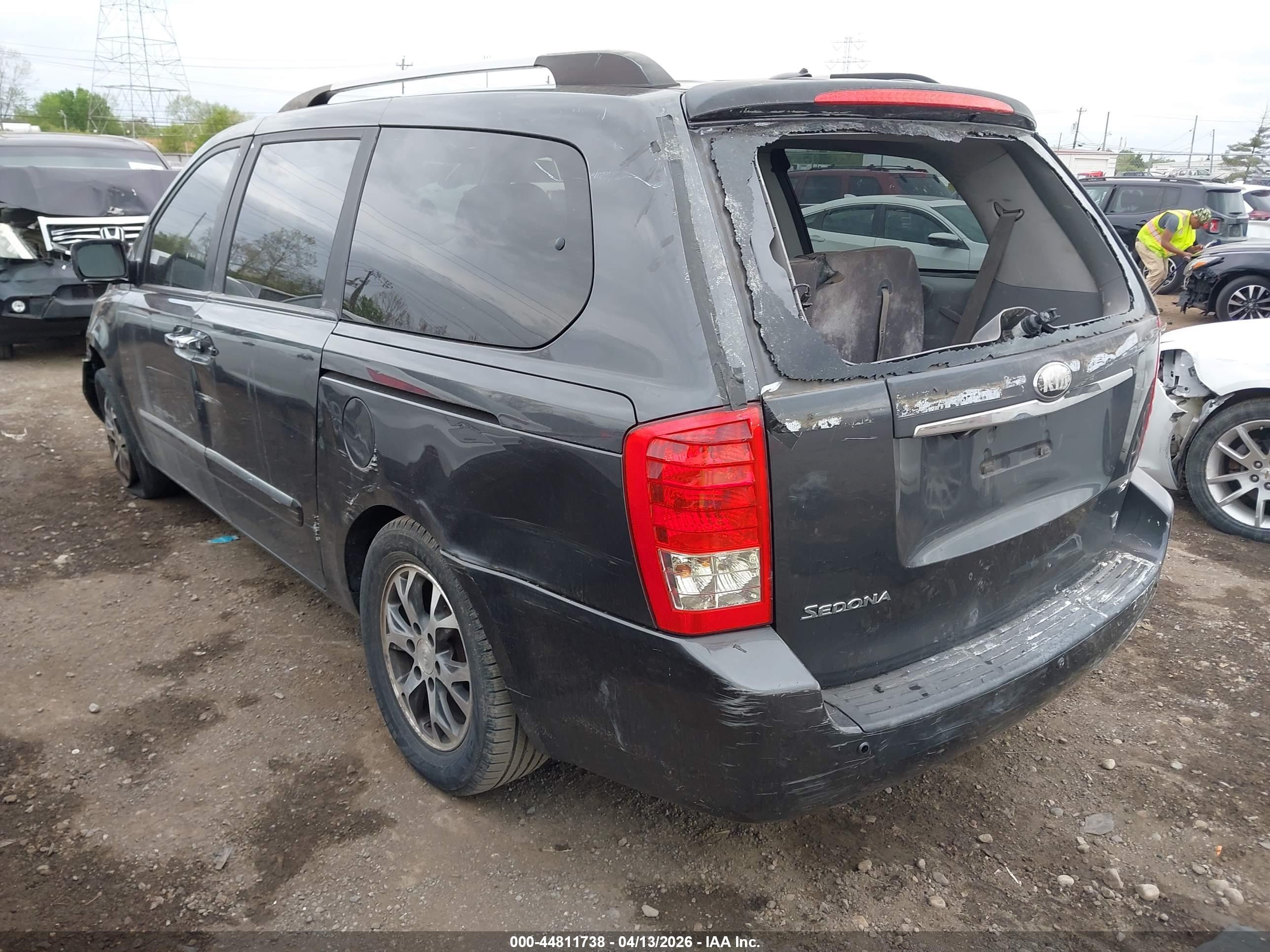 KIA SEDONA image 3