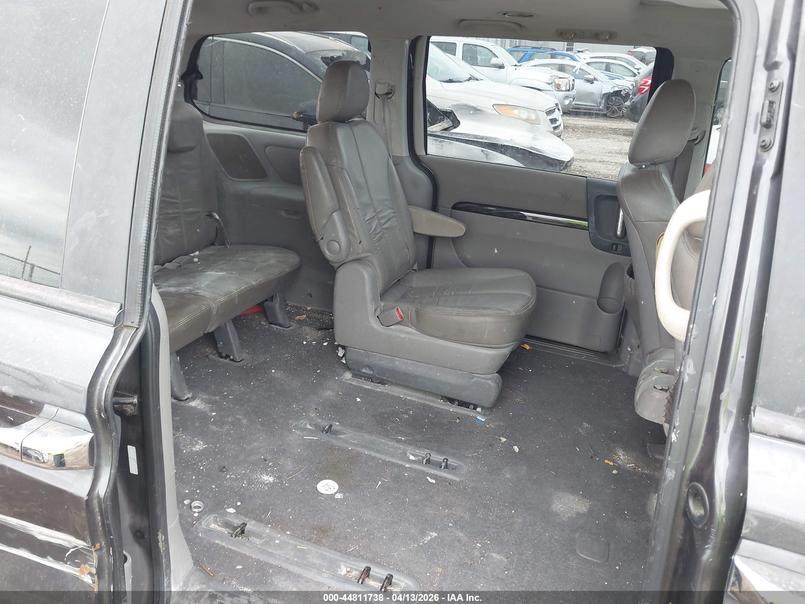 KIA SEDONA image 8
