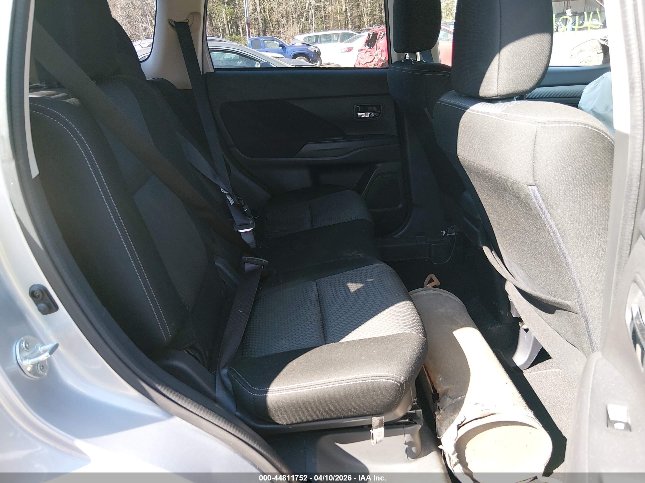 MITSUBISHI OUTLANDER image 8
