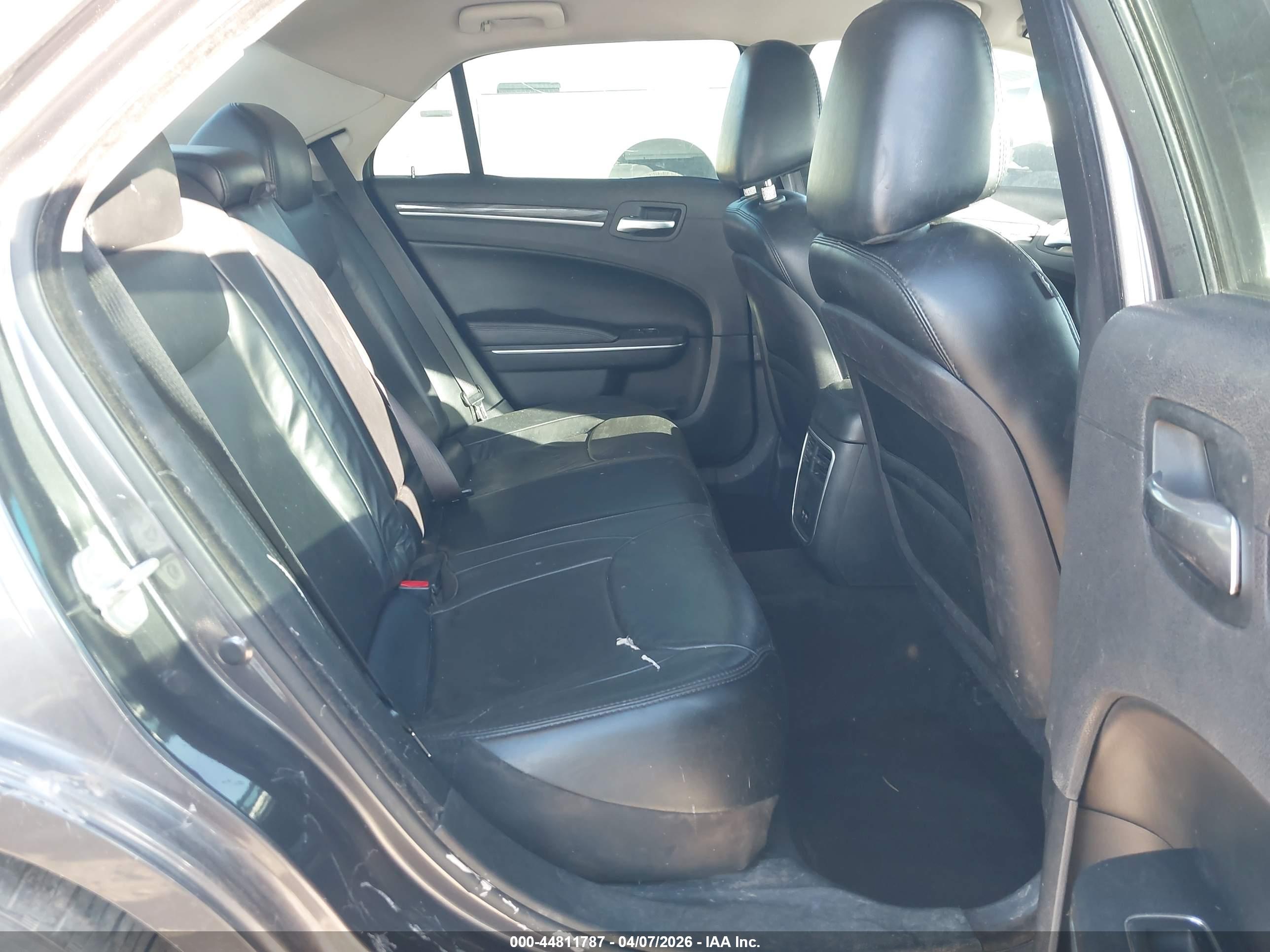 CHRYSLER 300 image 8