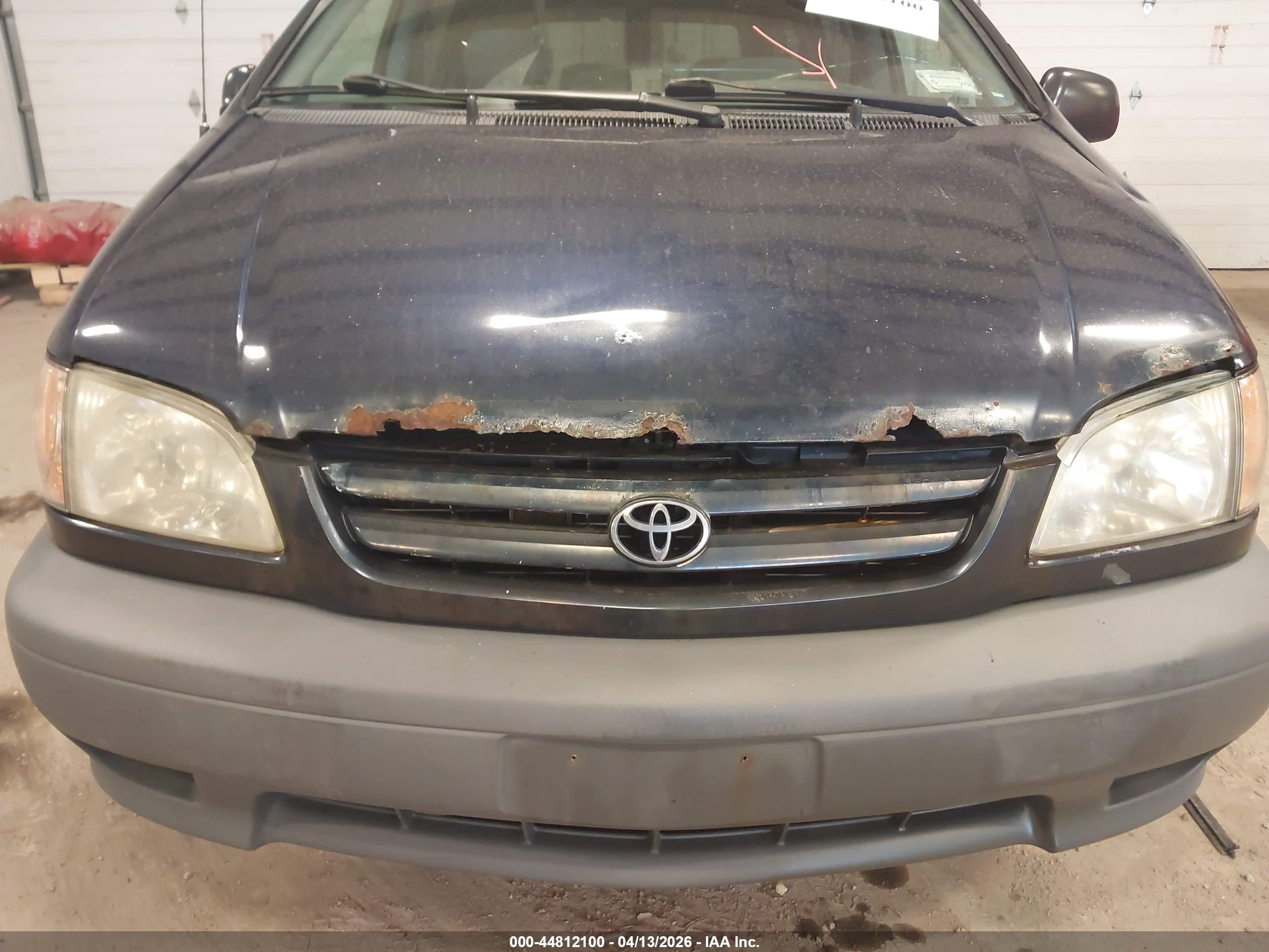TOYOTA SIENNA image 6