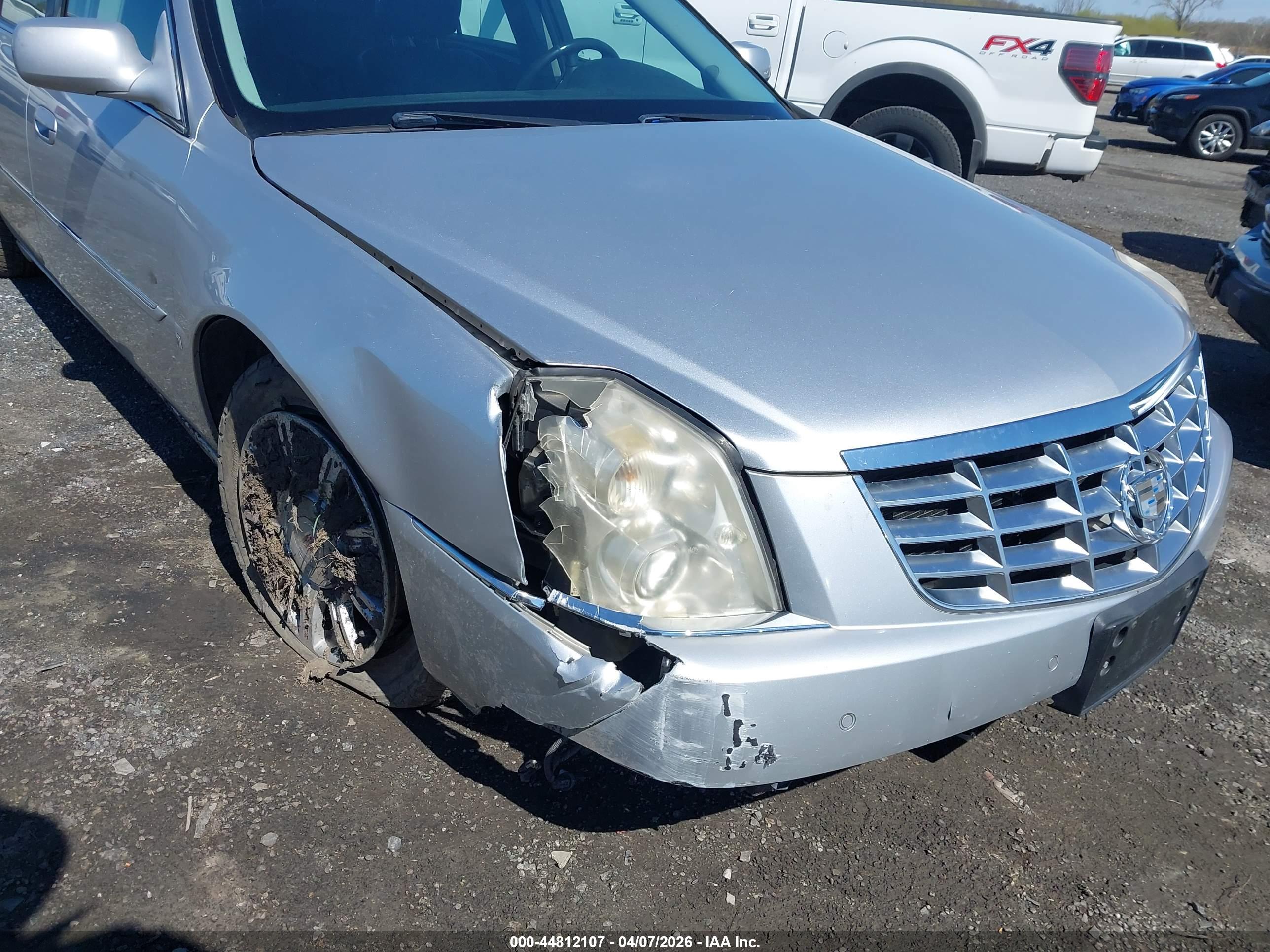 CADILLAC DTS image 6