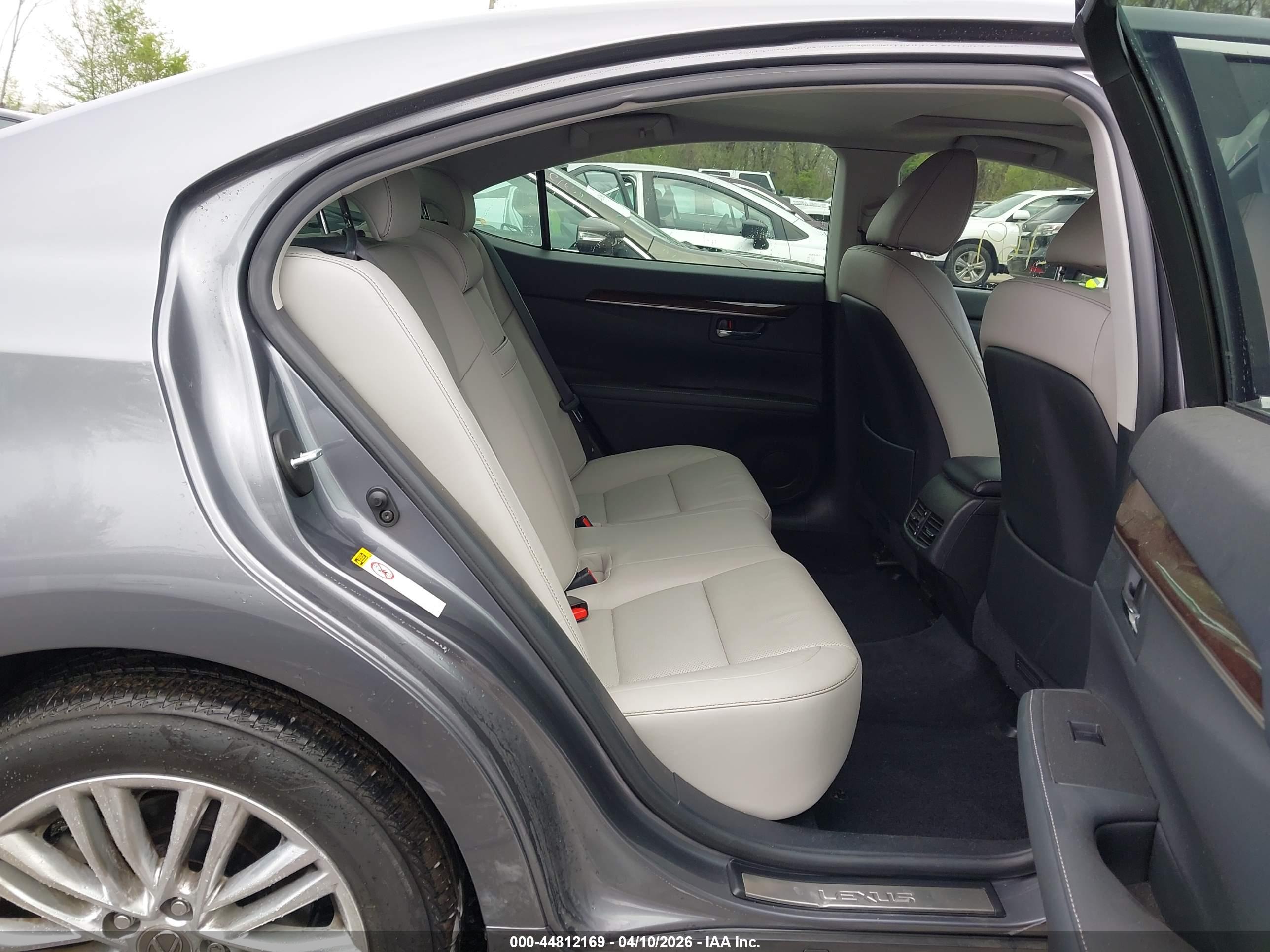 LEXUS ES image 8