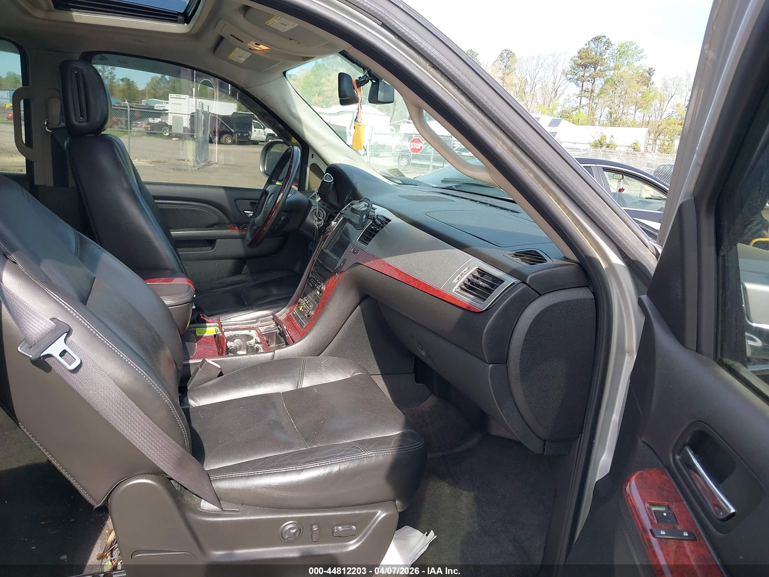 CADILLAC ESCALADE image 5