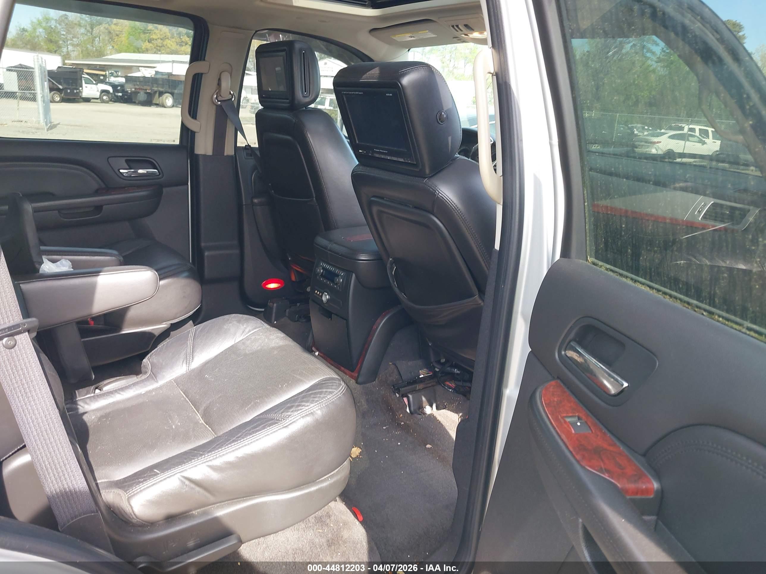 CADILLAC ESCALADE image 8