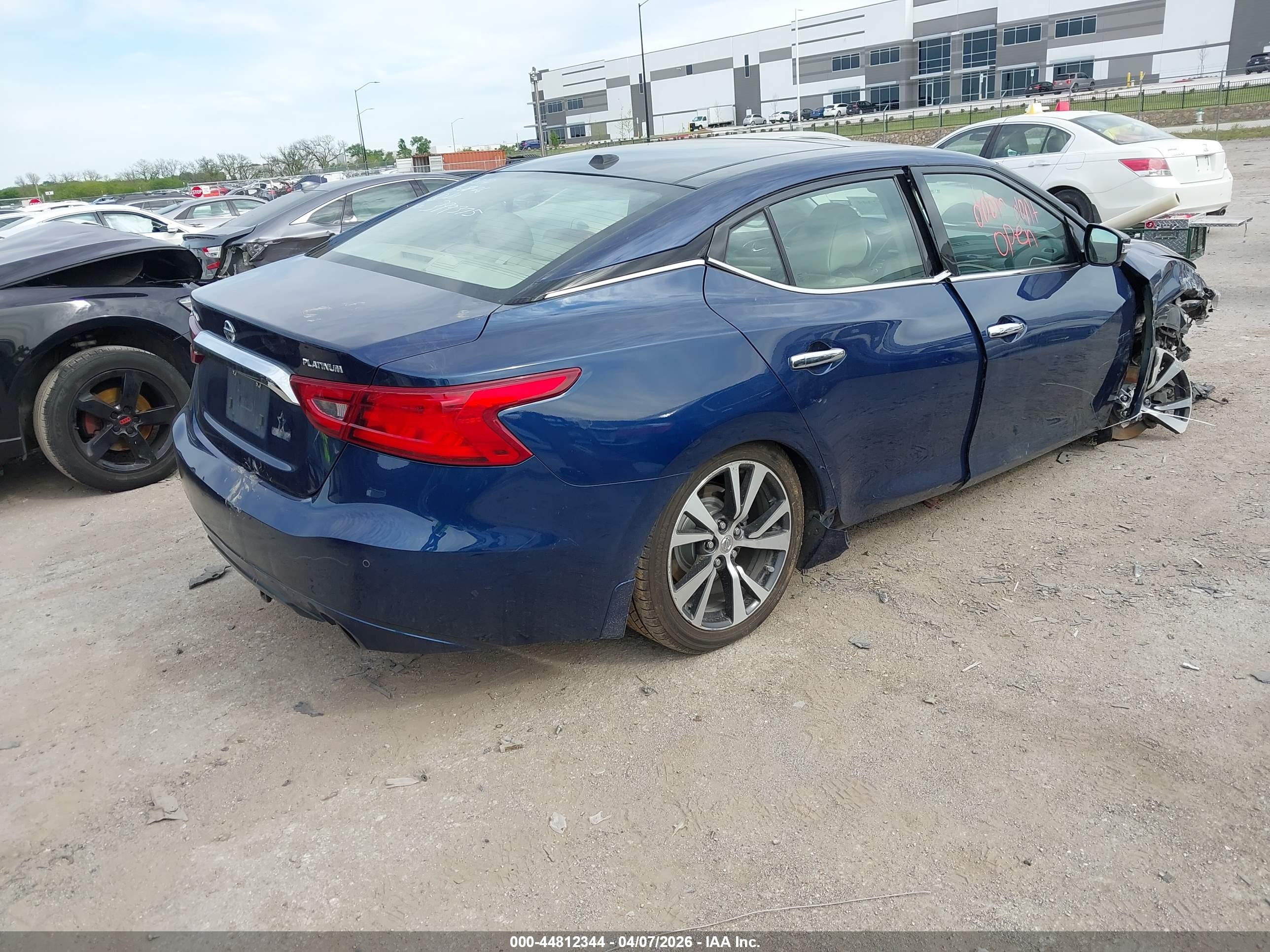 NISSAN MAXIMA image 4