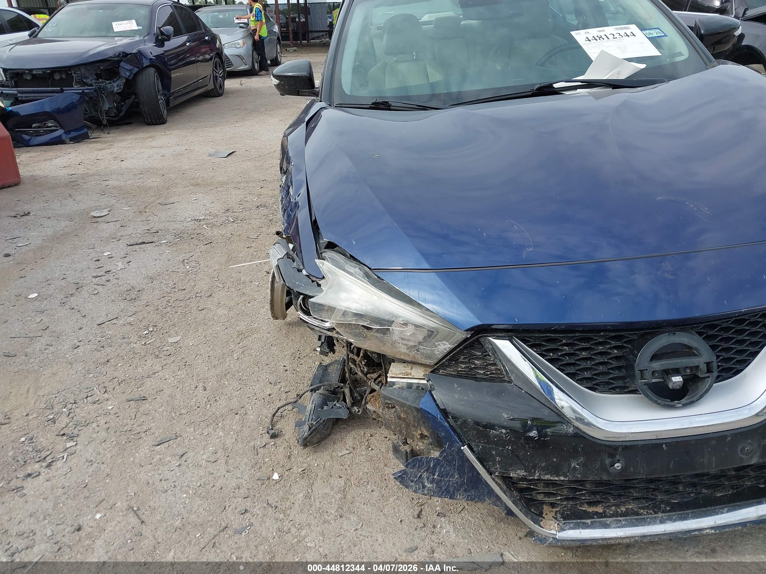 NISSAN MAXIMA image 6