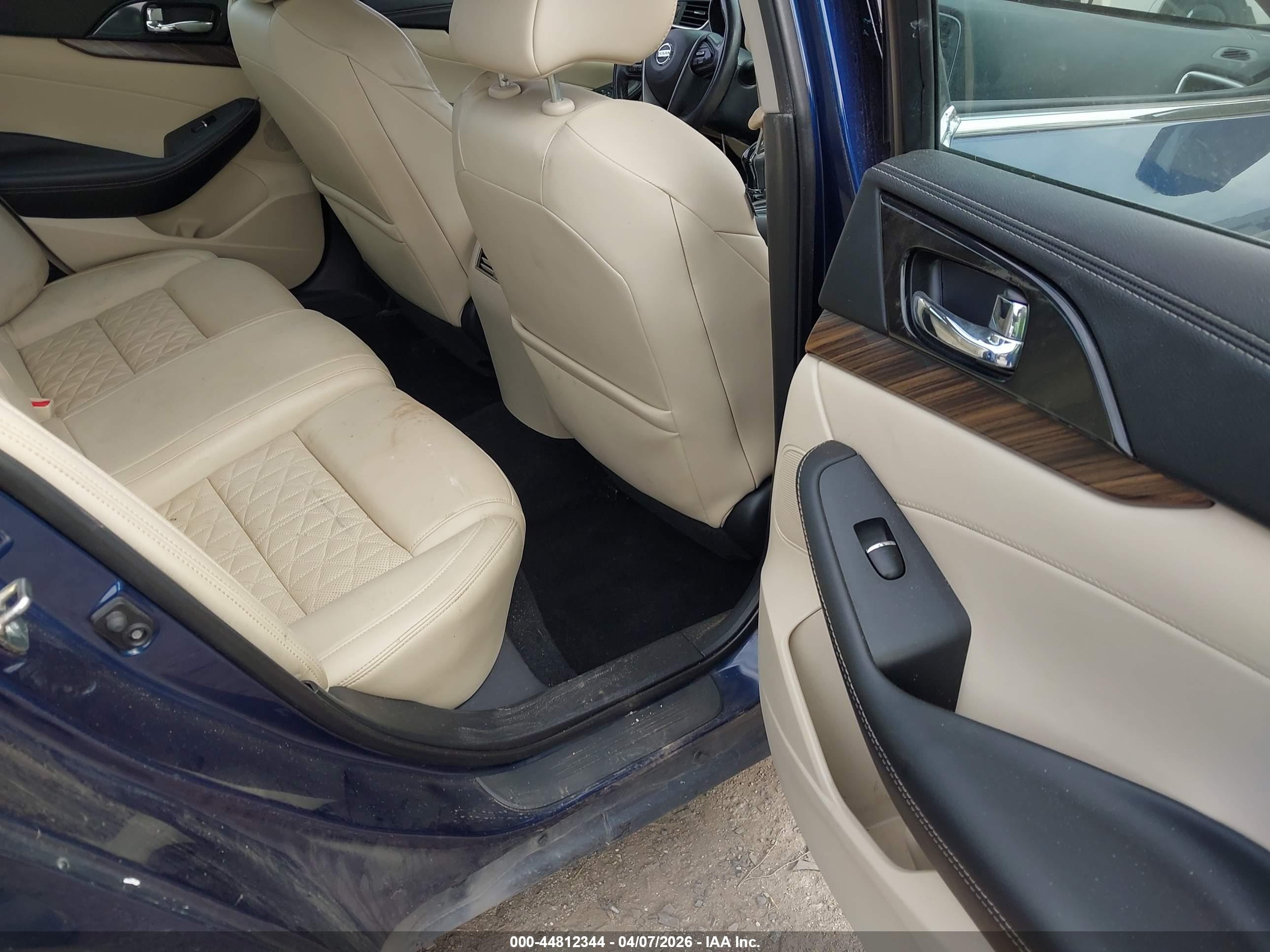 NISSAN MAXIMA image 8