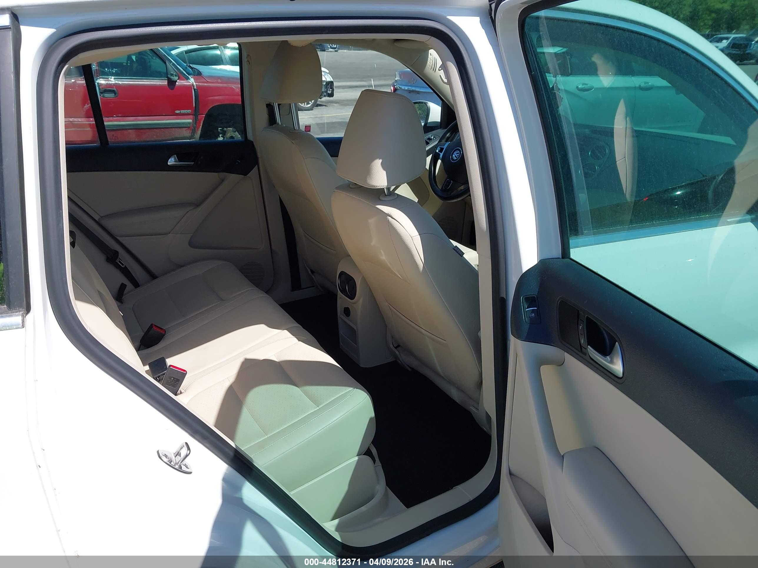 VOLKSWAGEN TIGUAN image 8