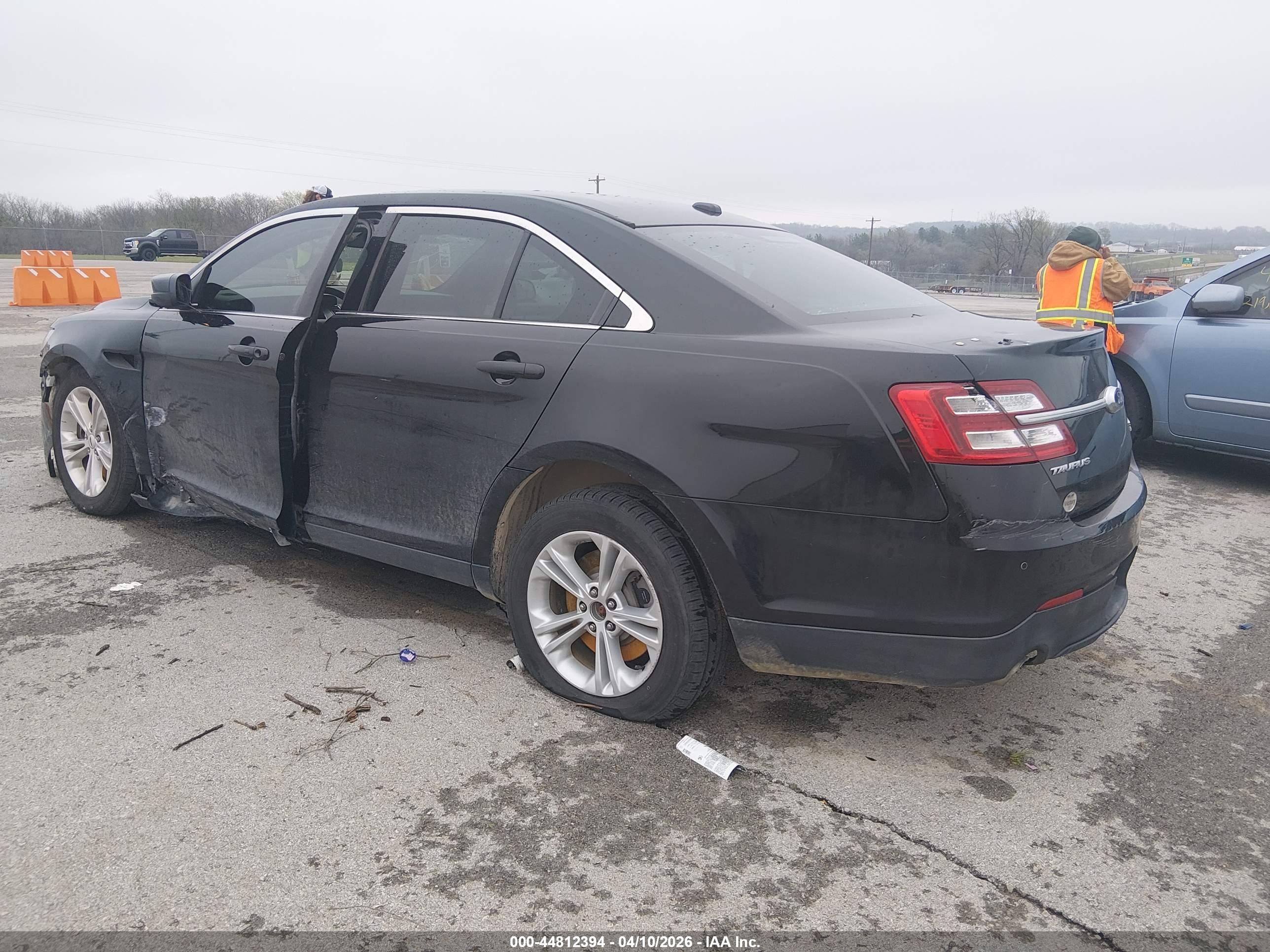 FORD TAURUS image 3