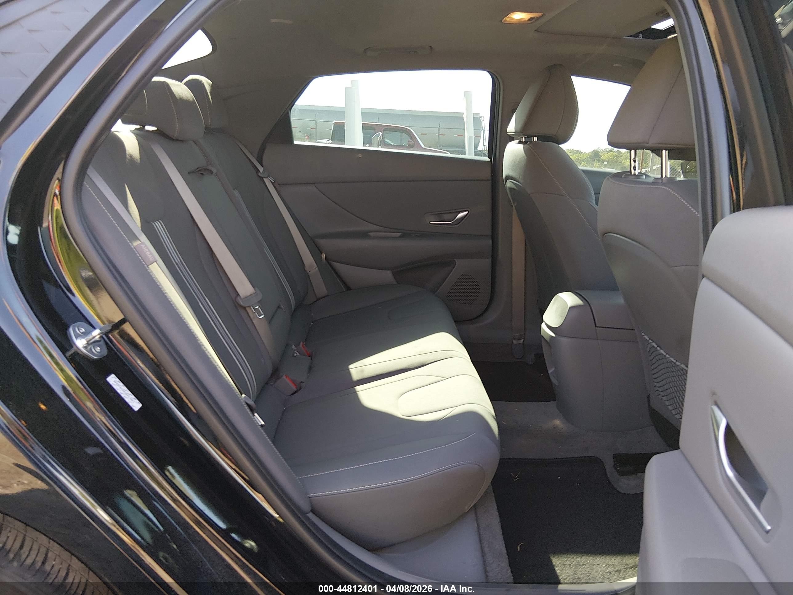HYUNDAI ELANTRA image 8