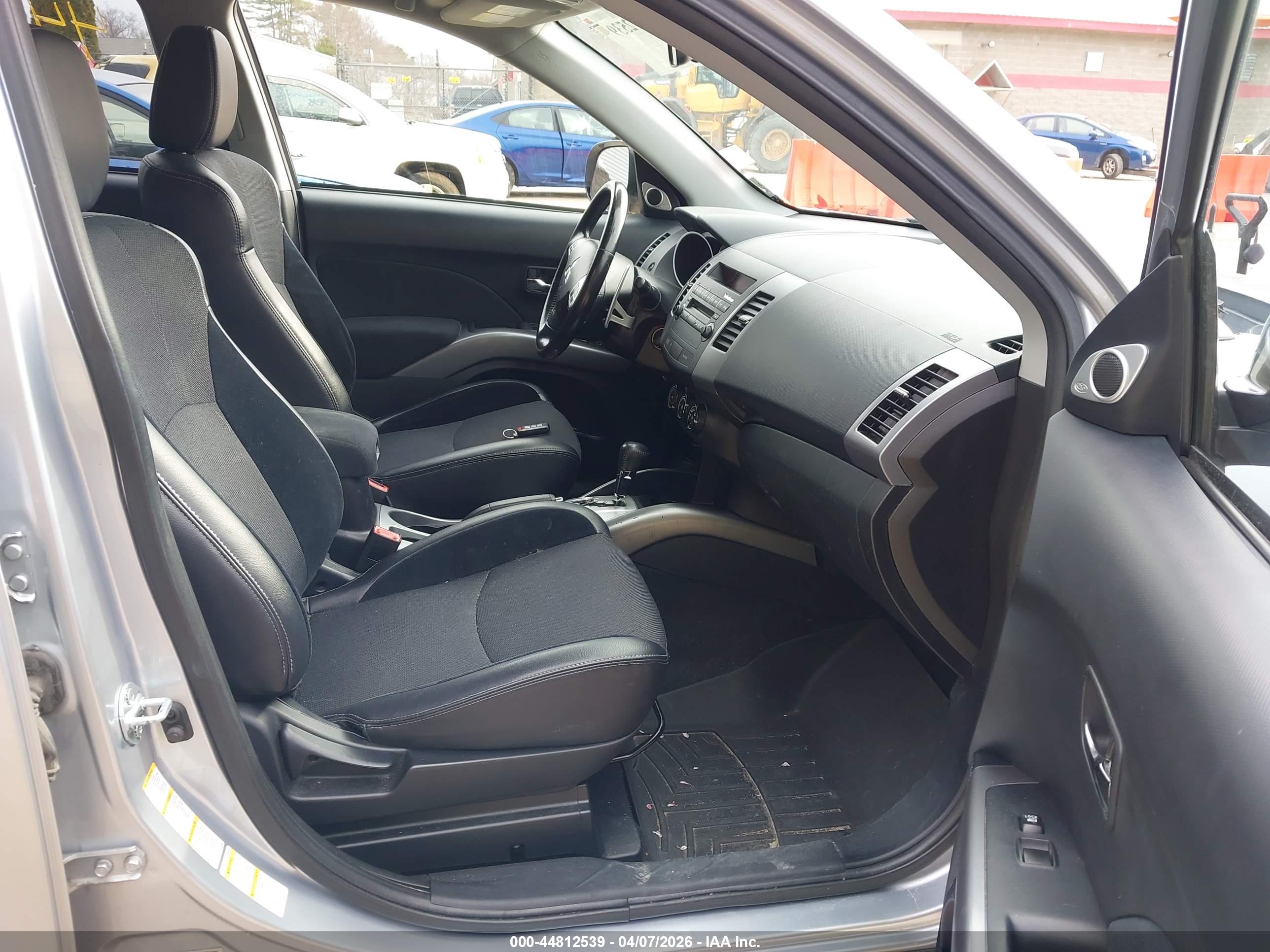 MITSUBISHI OUTLANDER image 5