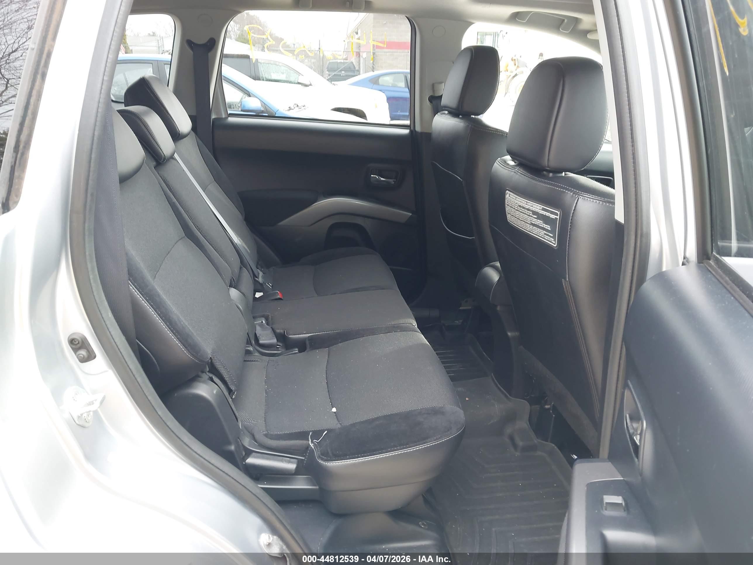 MITSUBISHI OUTLANDER image 8