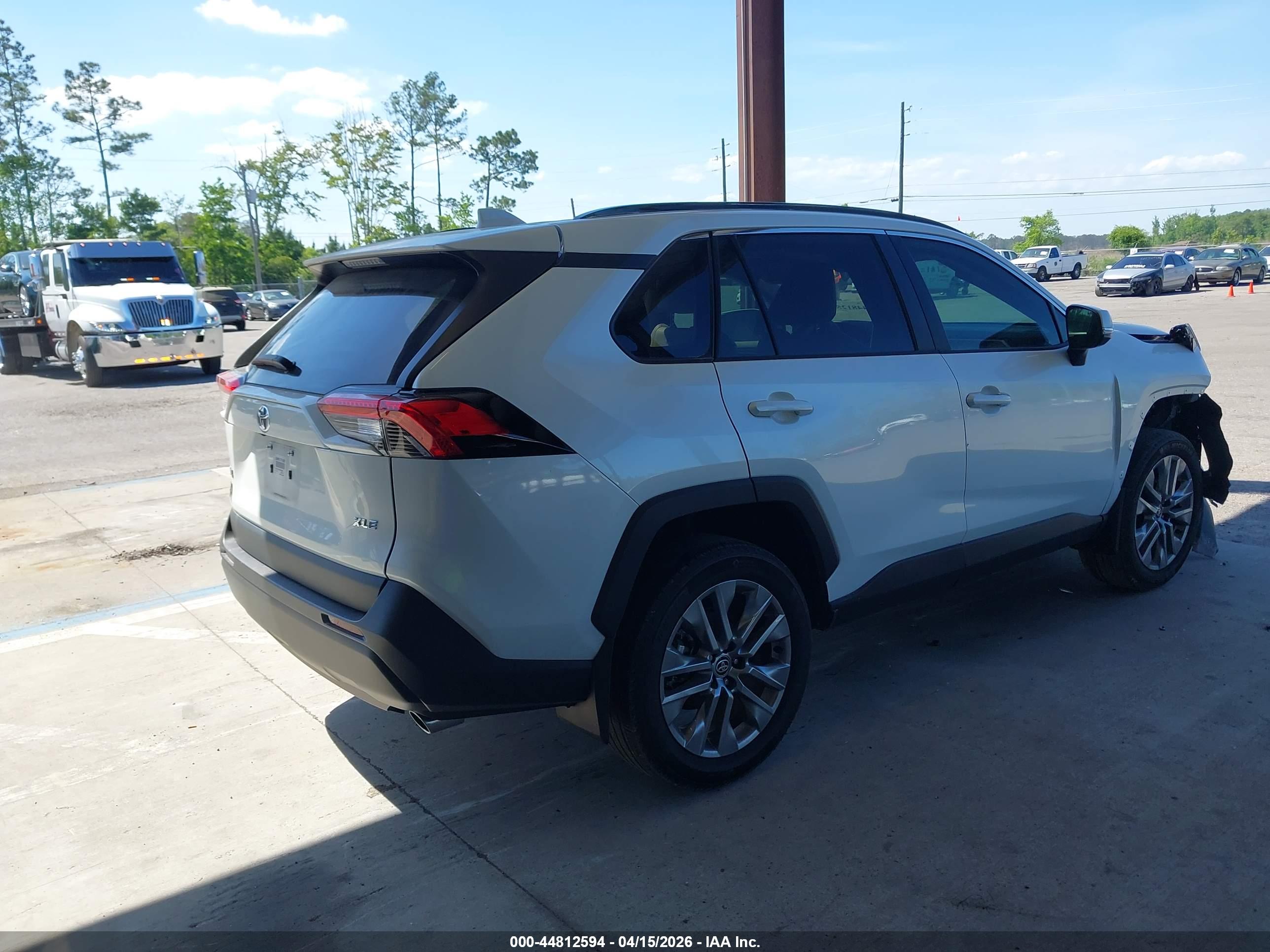 TOYOTA RAV4 image 4