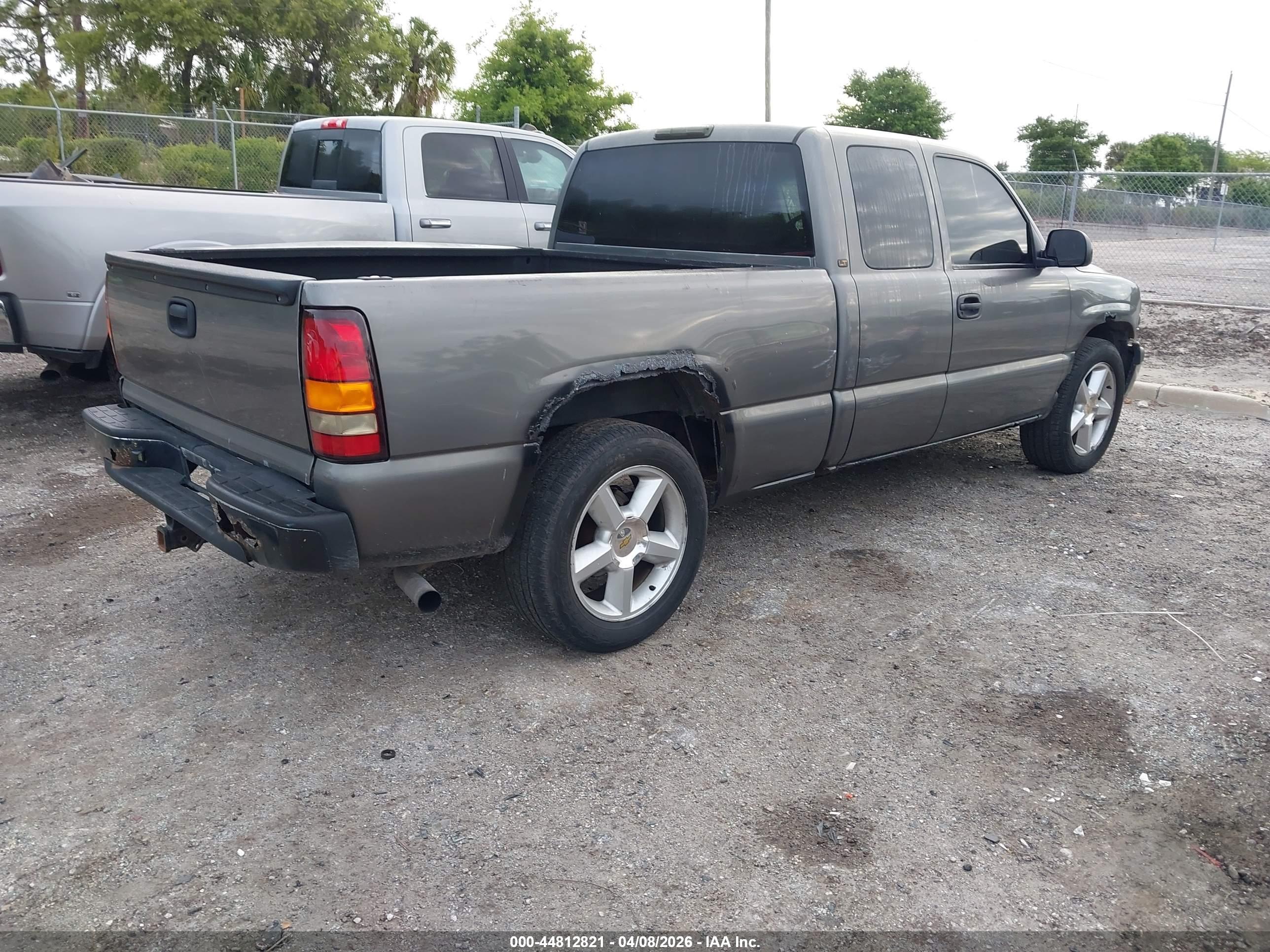 CHEVROLET SILVERADO image 4