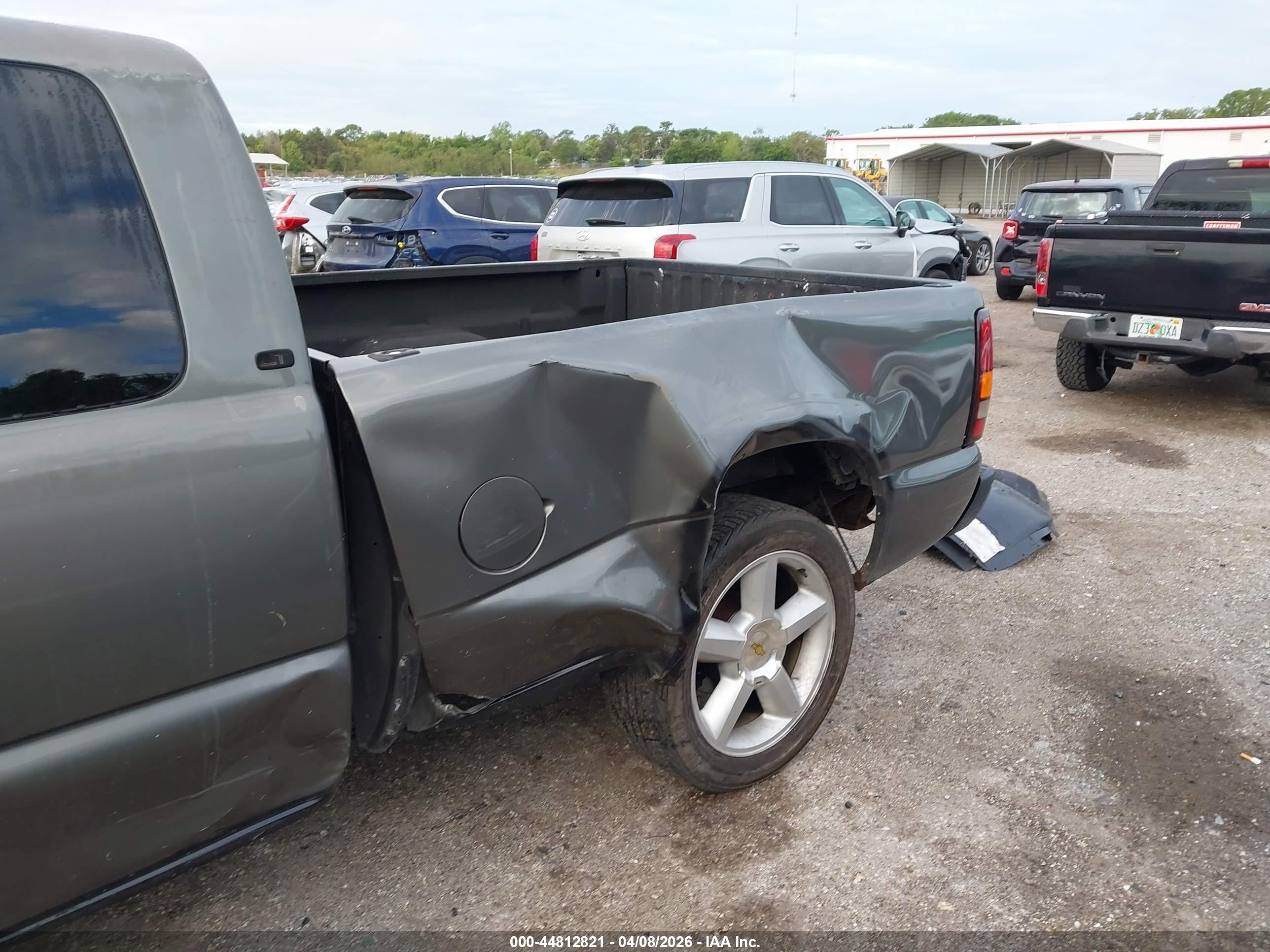 CHEVROLET SILVERADO image 6