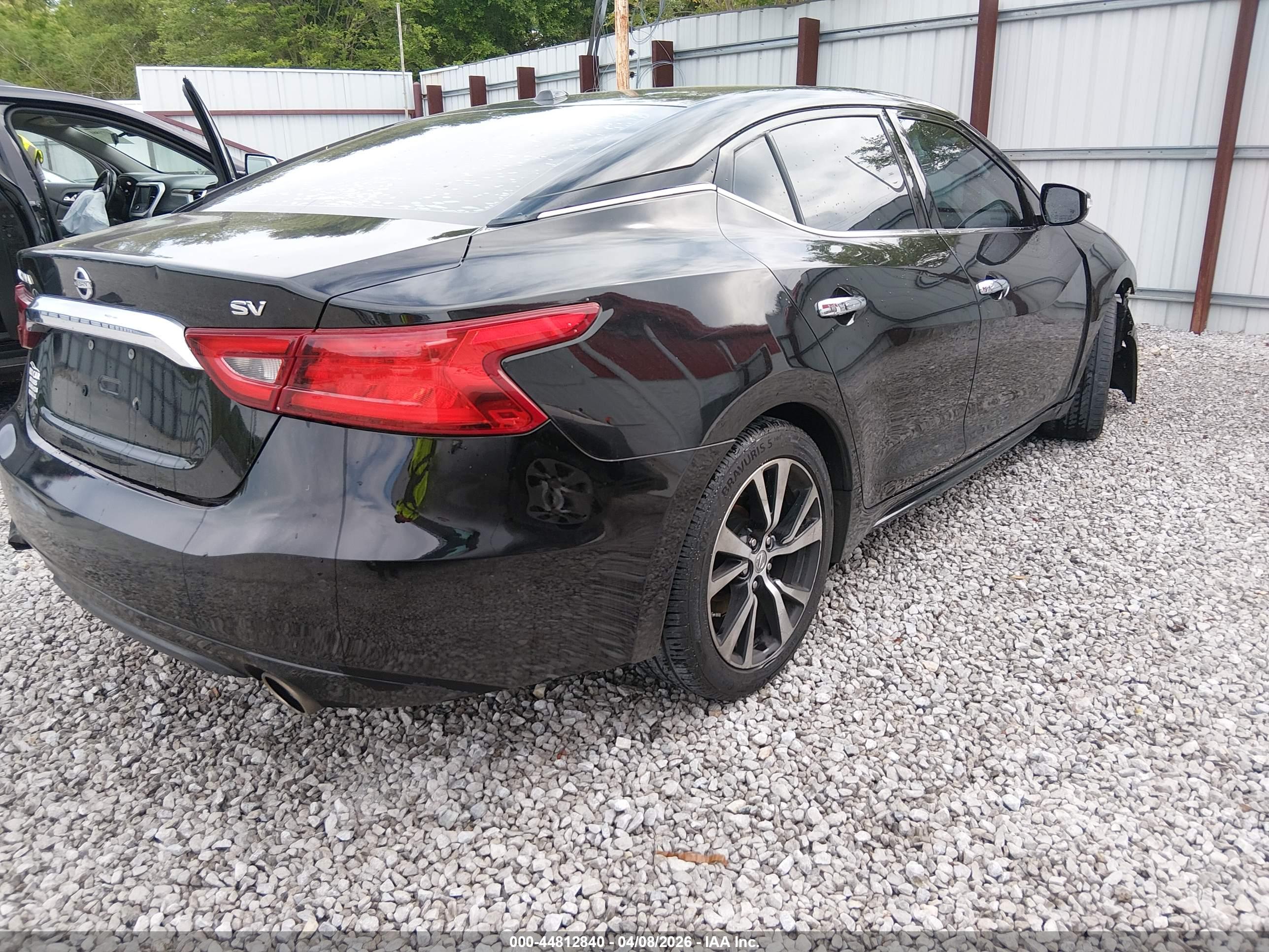 NISSAN MAXIMA image 4