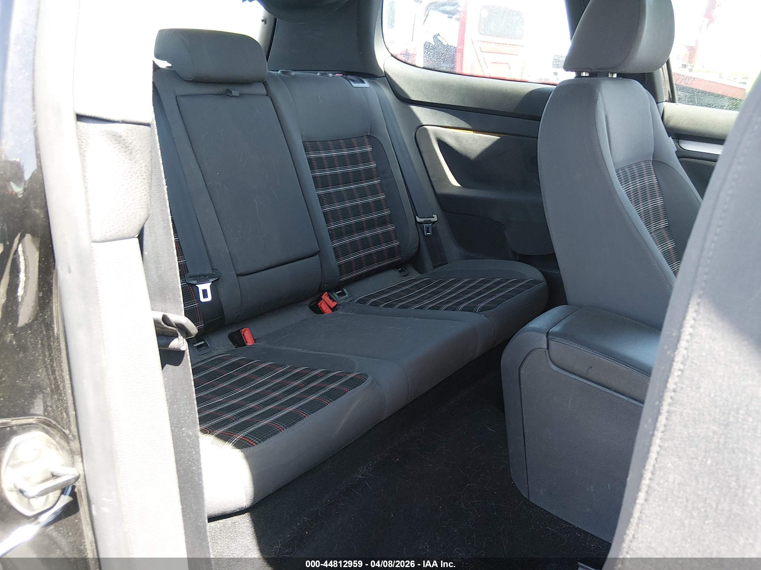VOLKSWAGEN GTI image 8