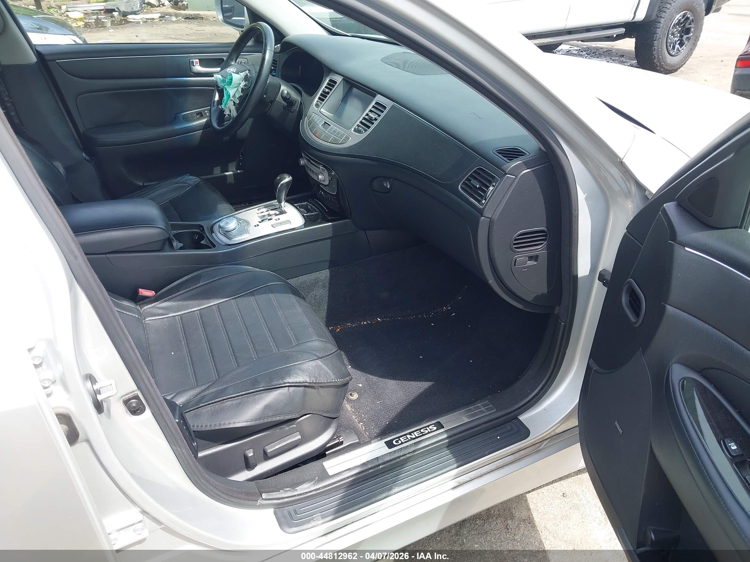 HYUNDAI GENESIS image 5