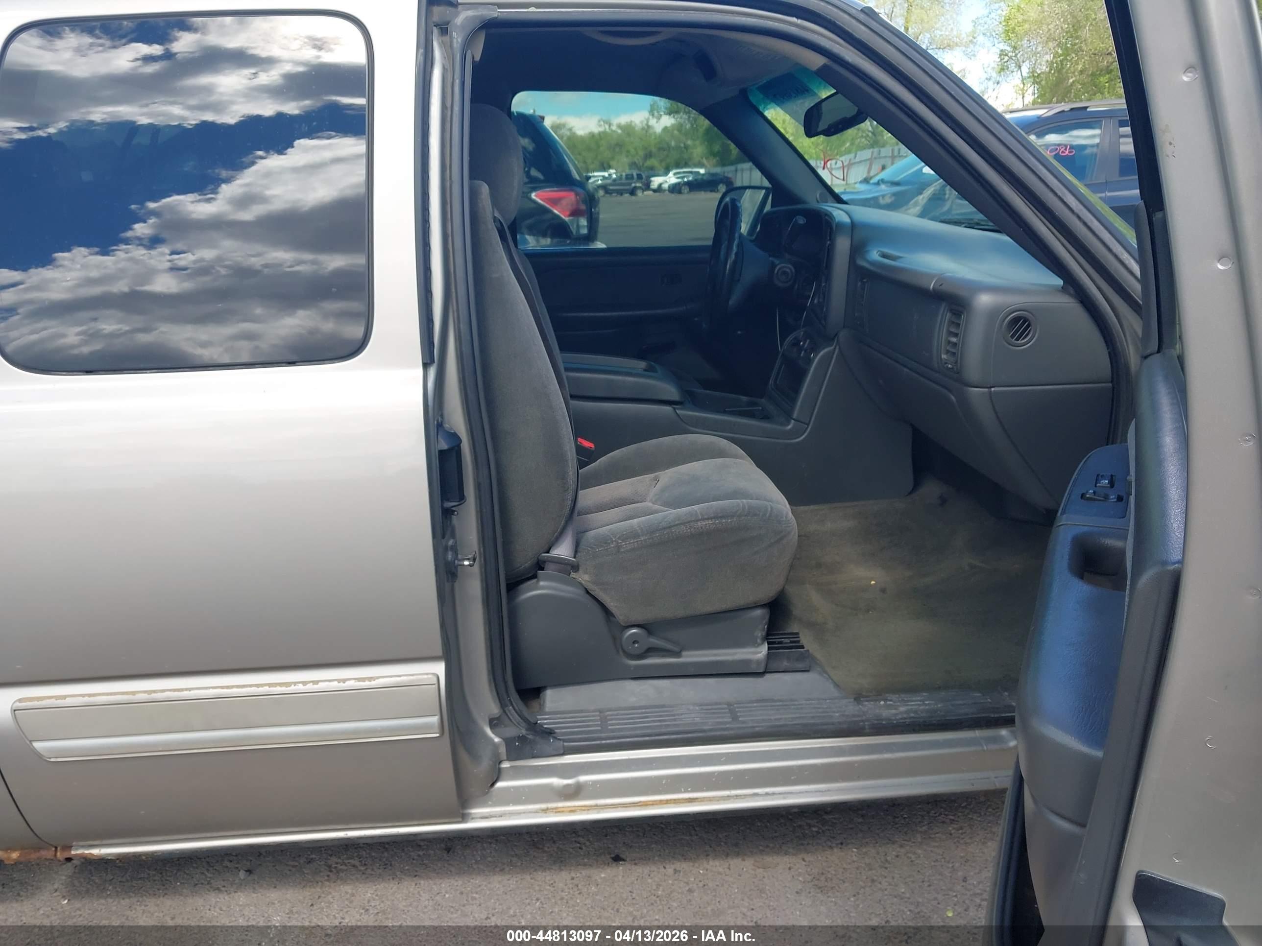 CHEVROLET SILVERADO image 5
