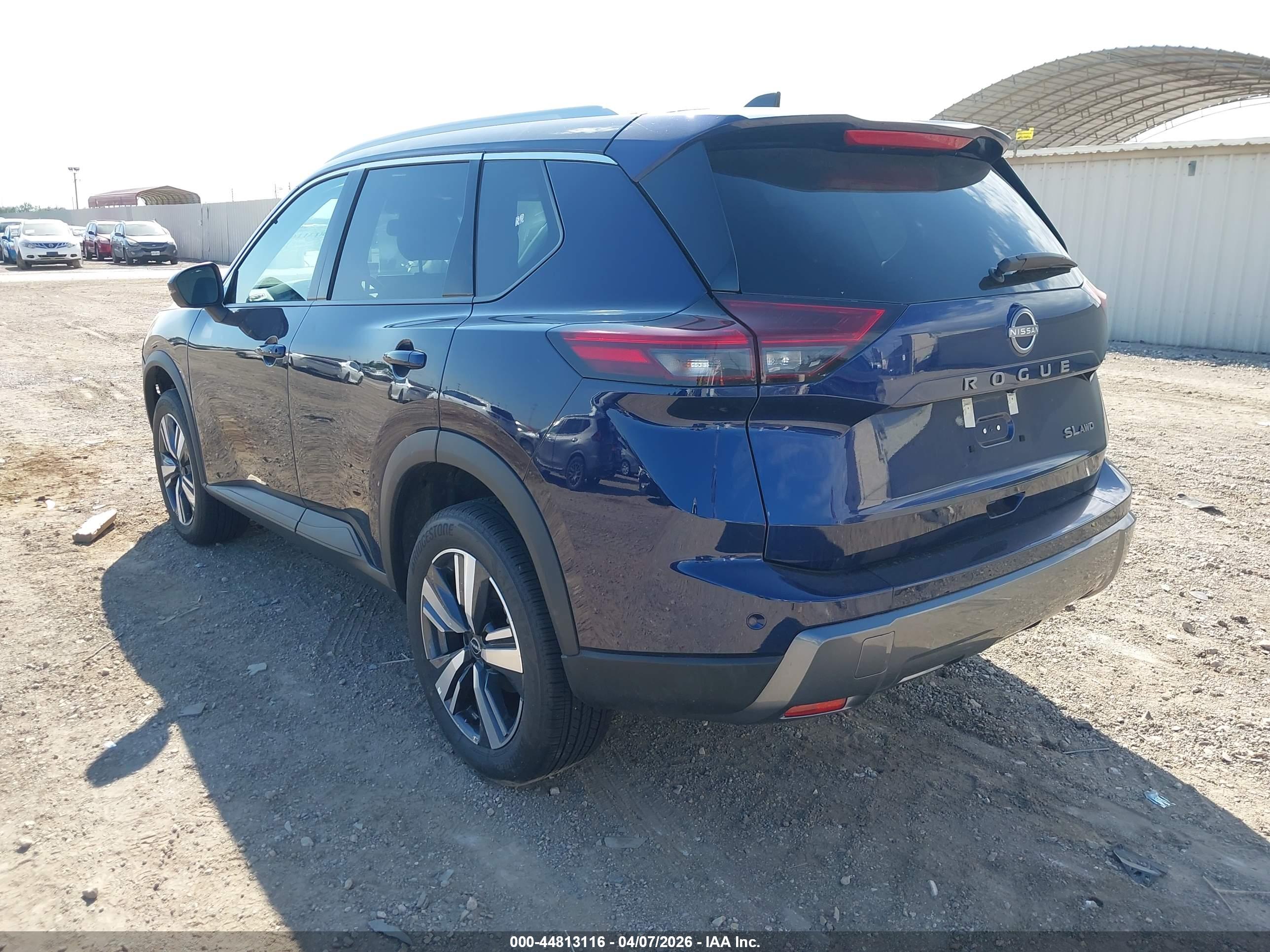 NISSAN ROGUE image 3