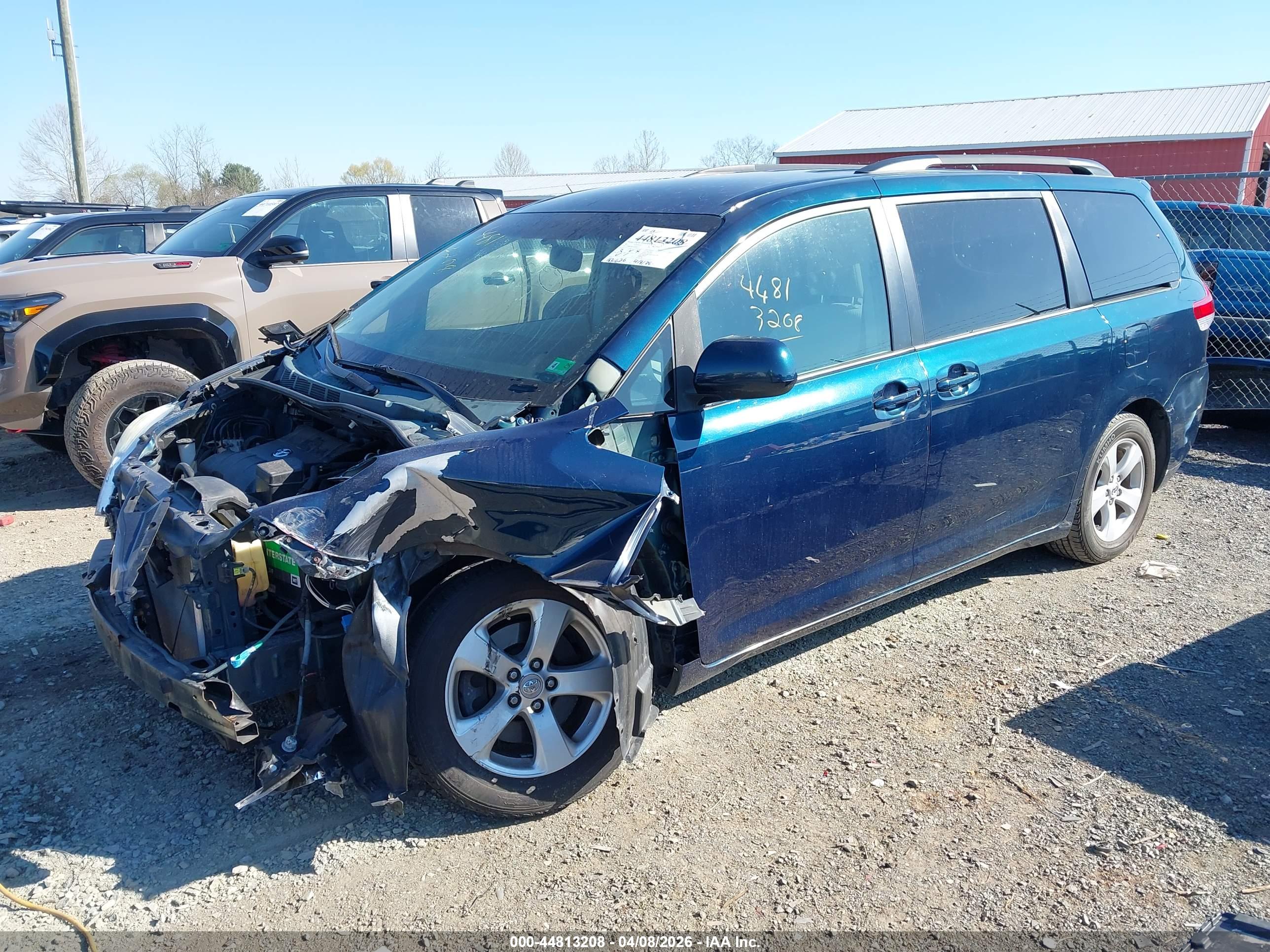 TOYOTA SIENNA image 2