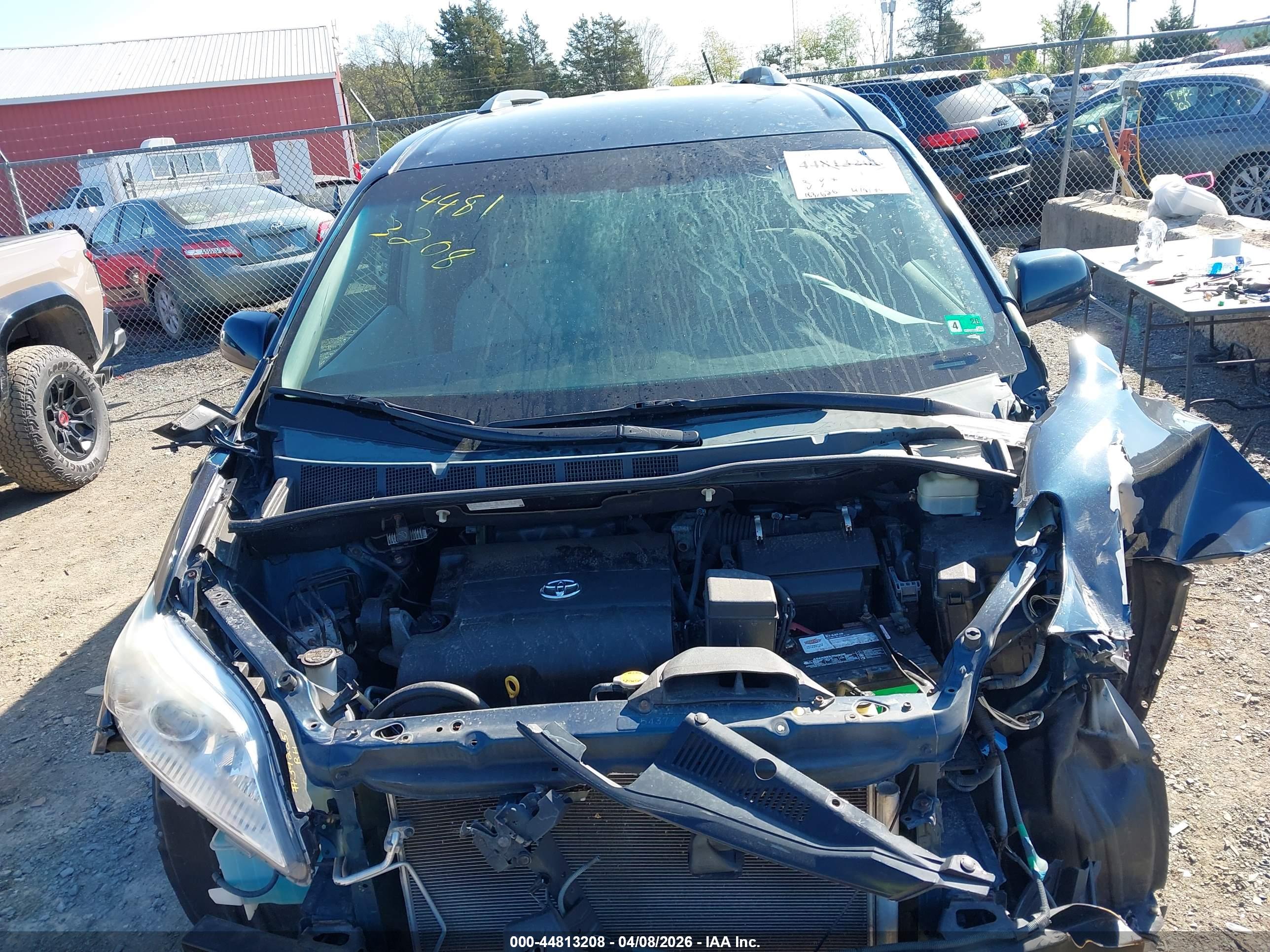 TOYOTA SIENNA image 6