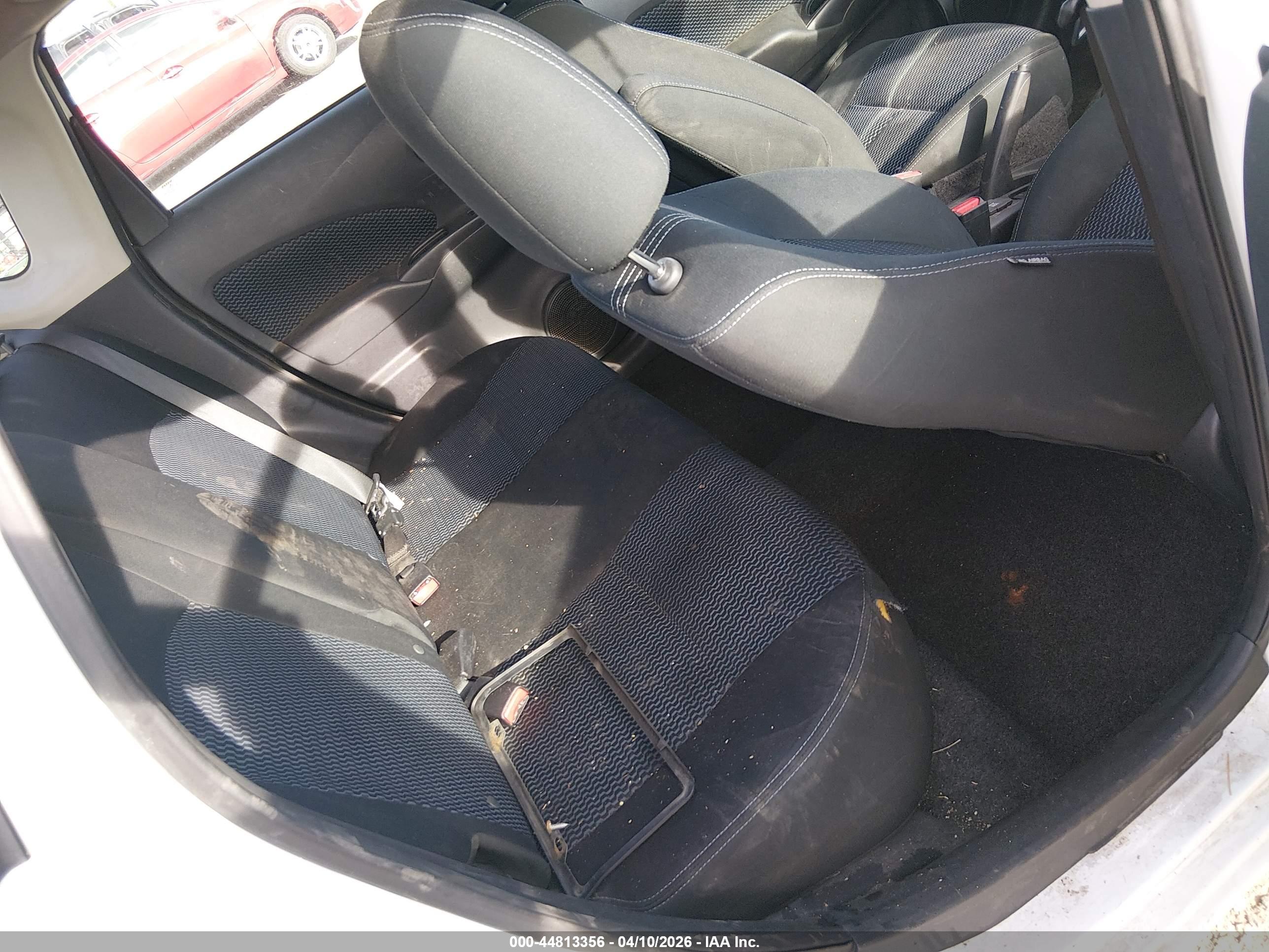 NISSAN VERSA image 8