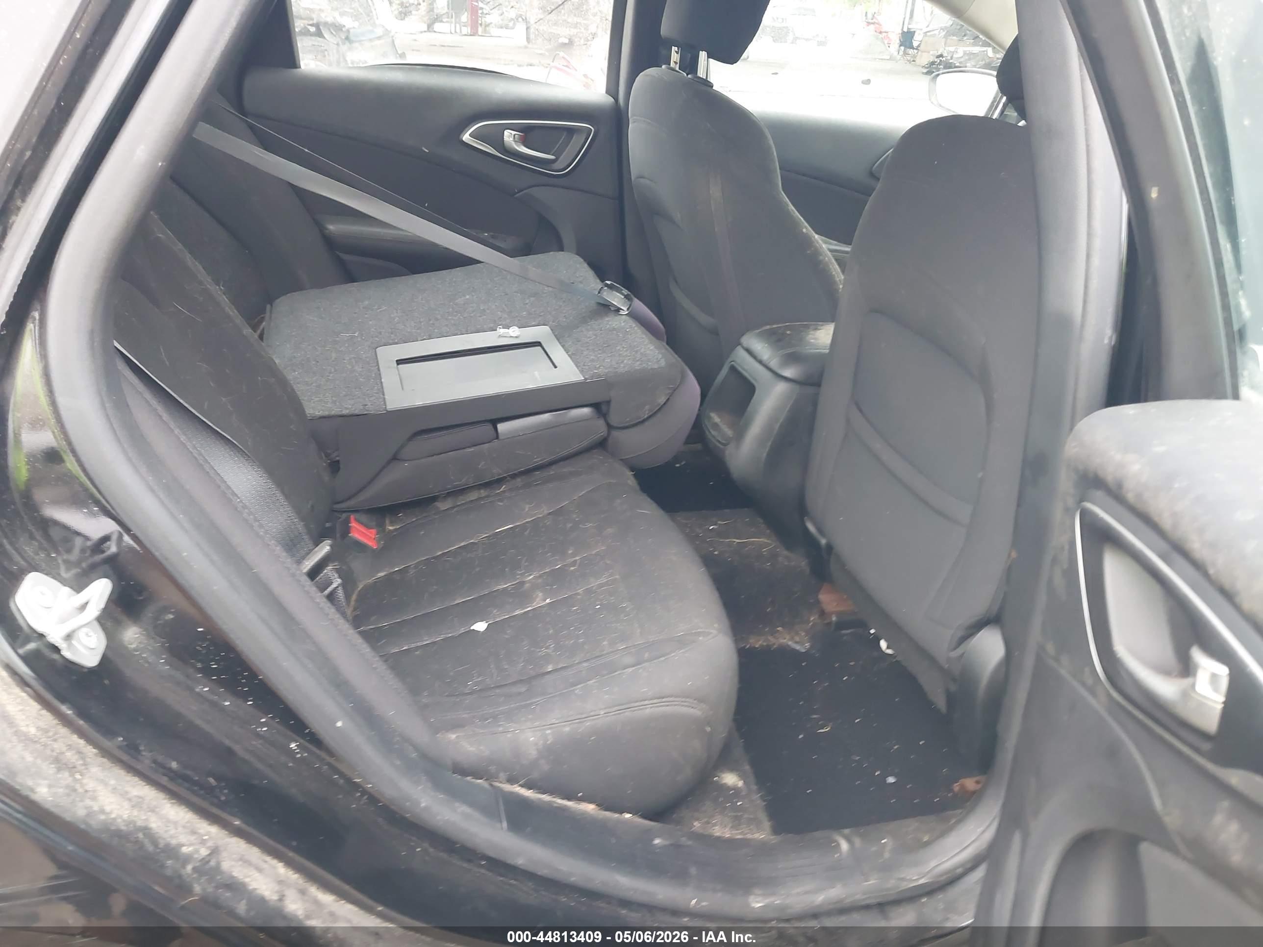 CHRYSLER 200 image 8