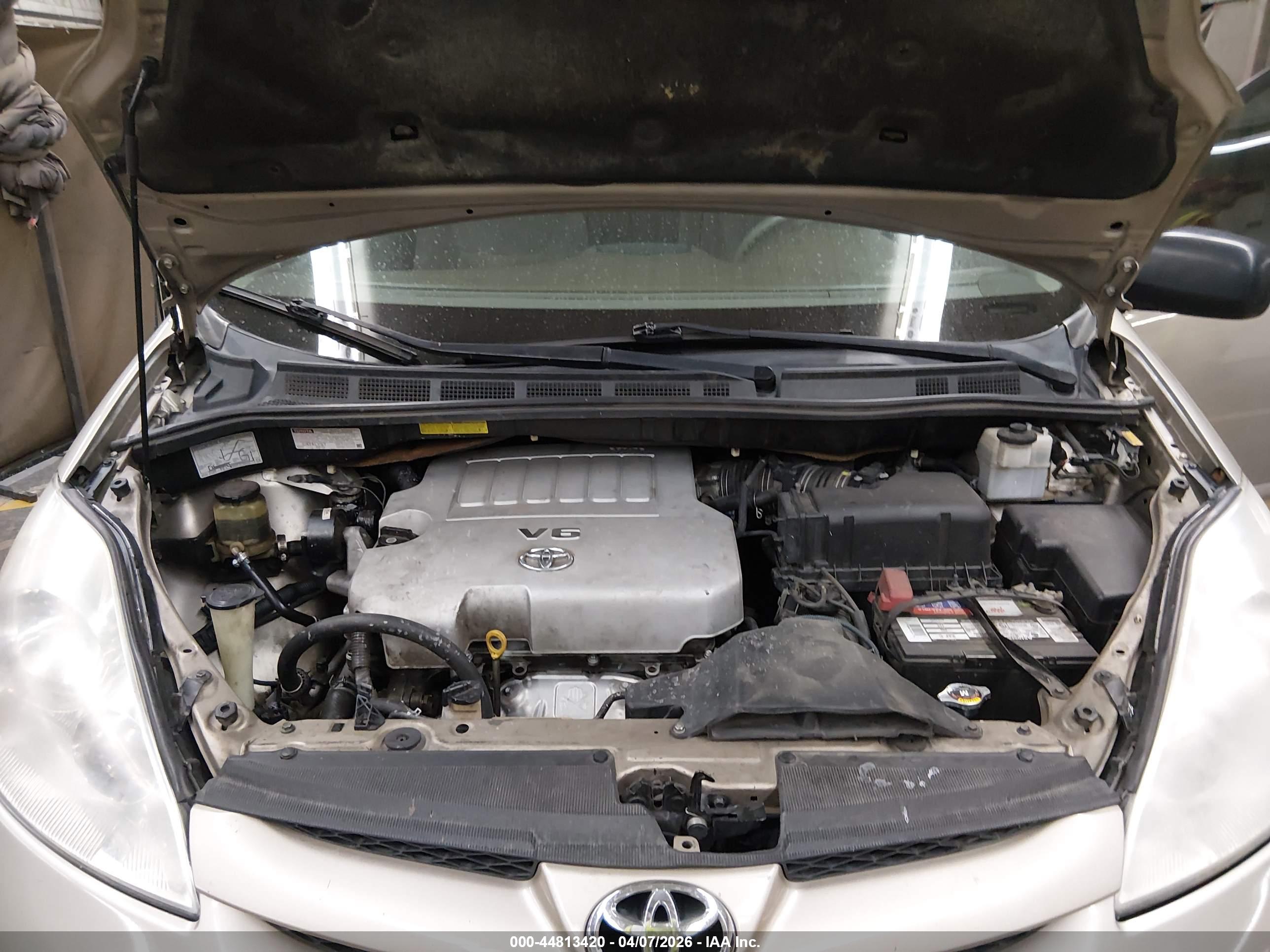 TOYOTA SIENNA image 10