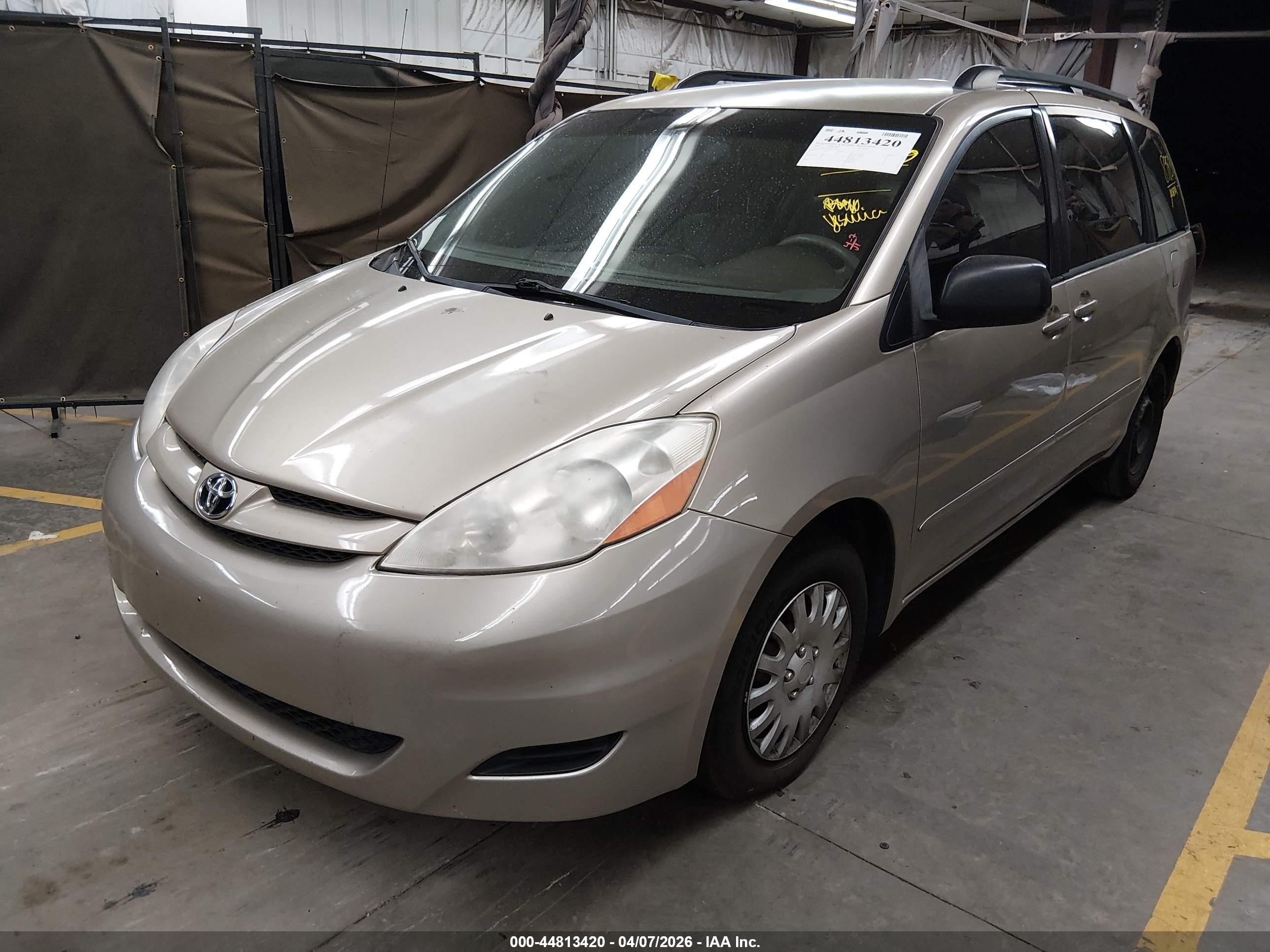 TOYOTA SIENNA image 2