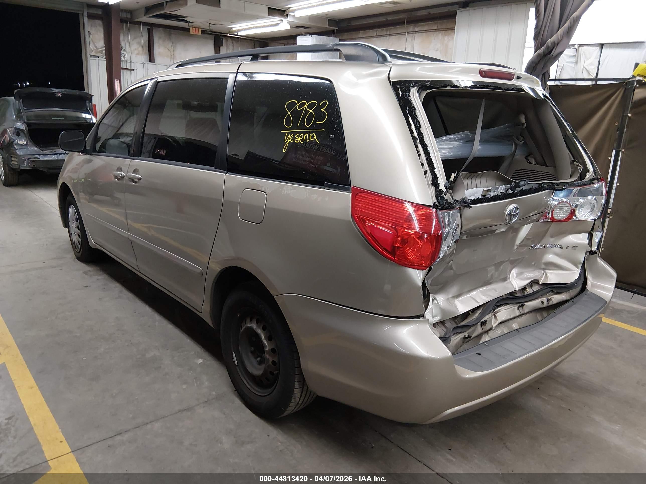 TOYOTA SIENNA image 3