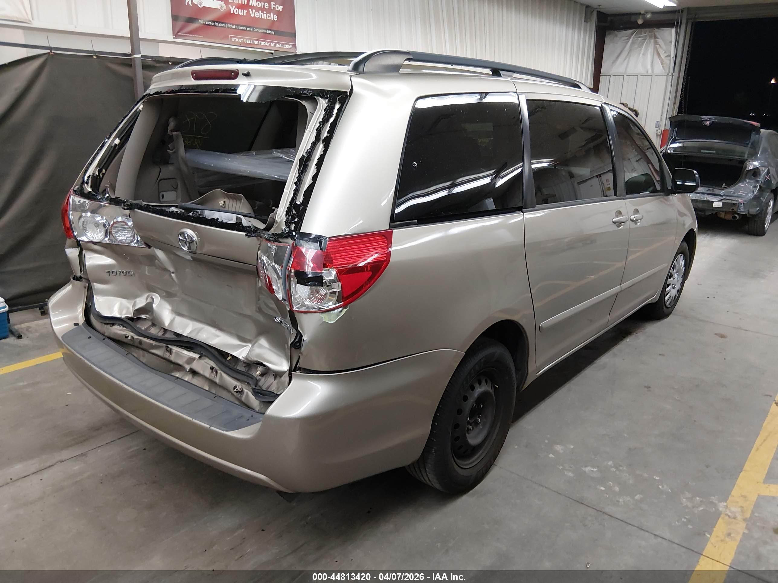 TOYOTA SIENNA image 4